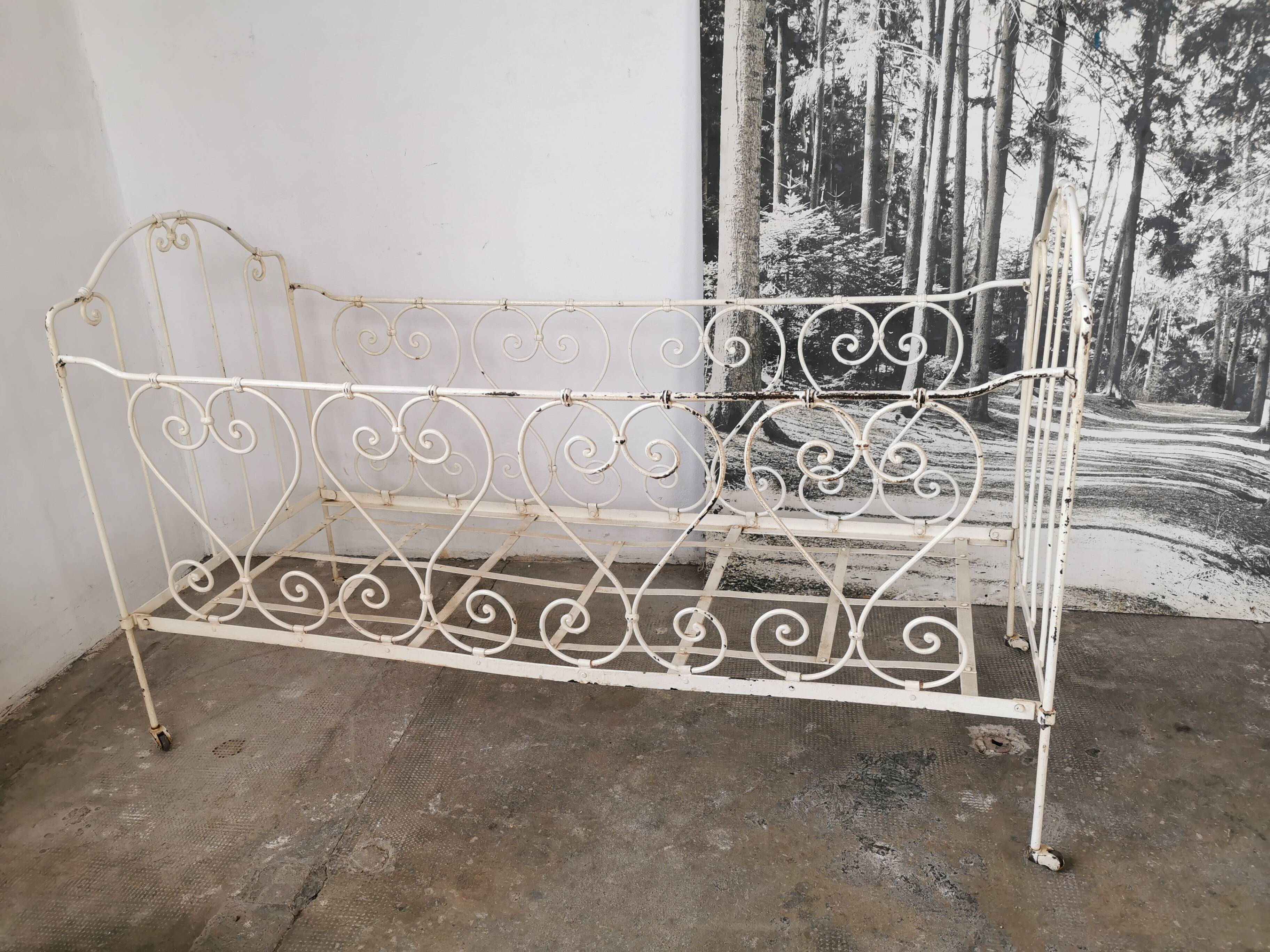 Bed, wrought iron bench
