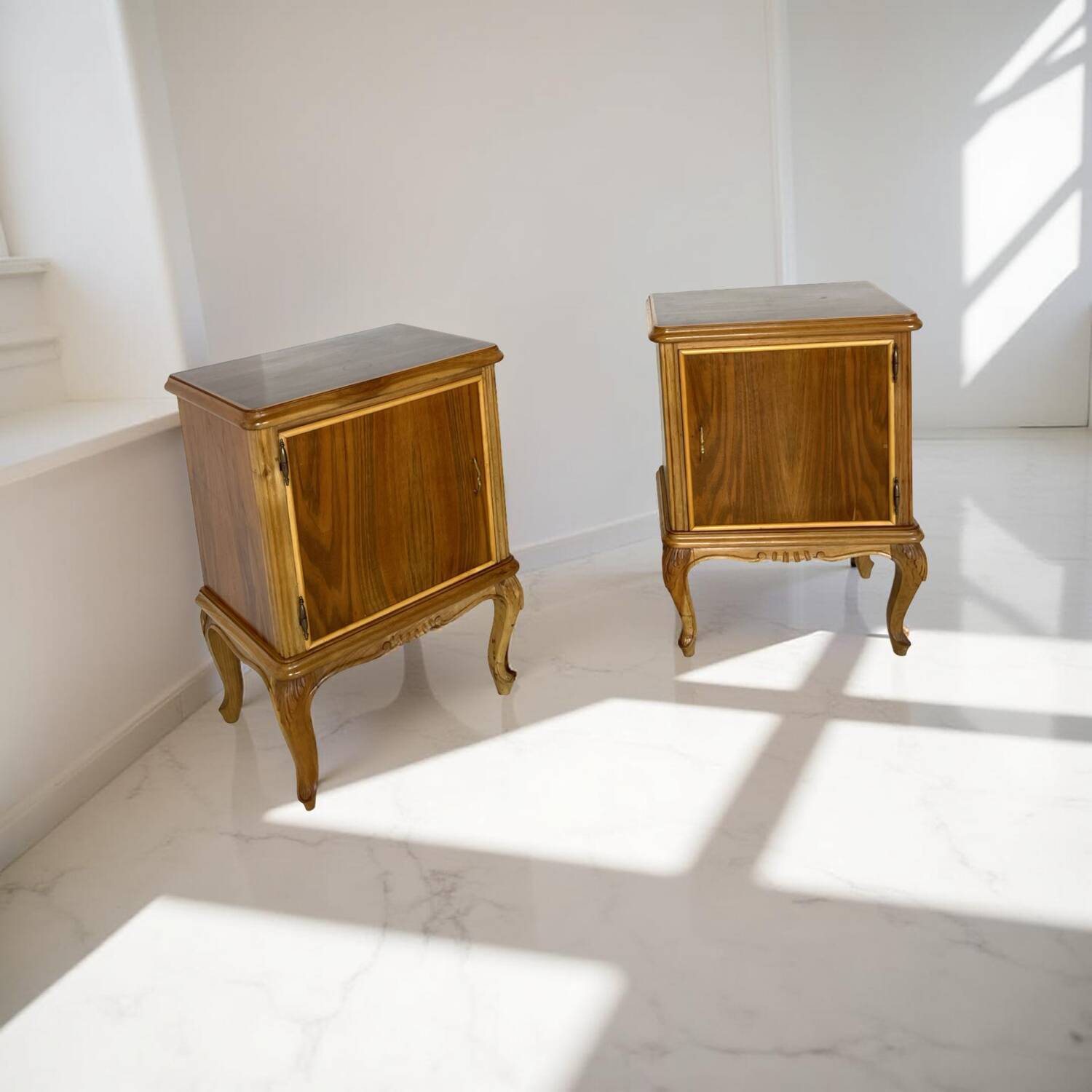 Tables de chevet italiennes en placage de noyer du milieu du siècle, années 1960.