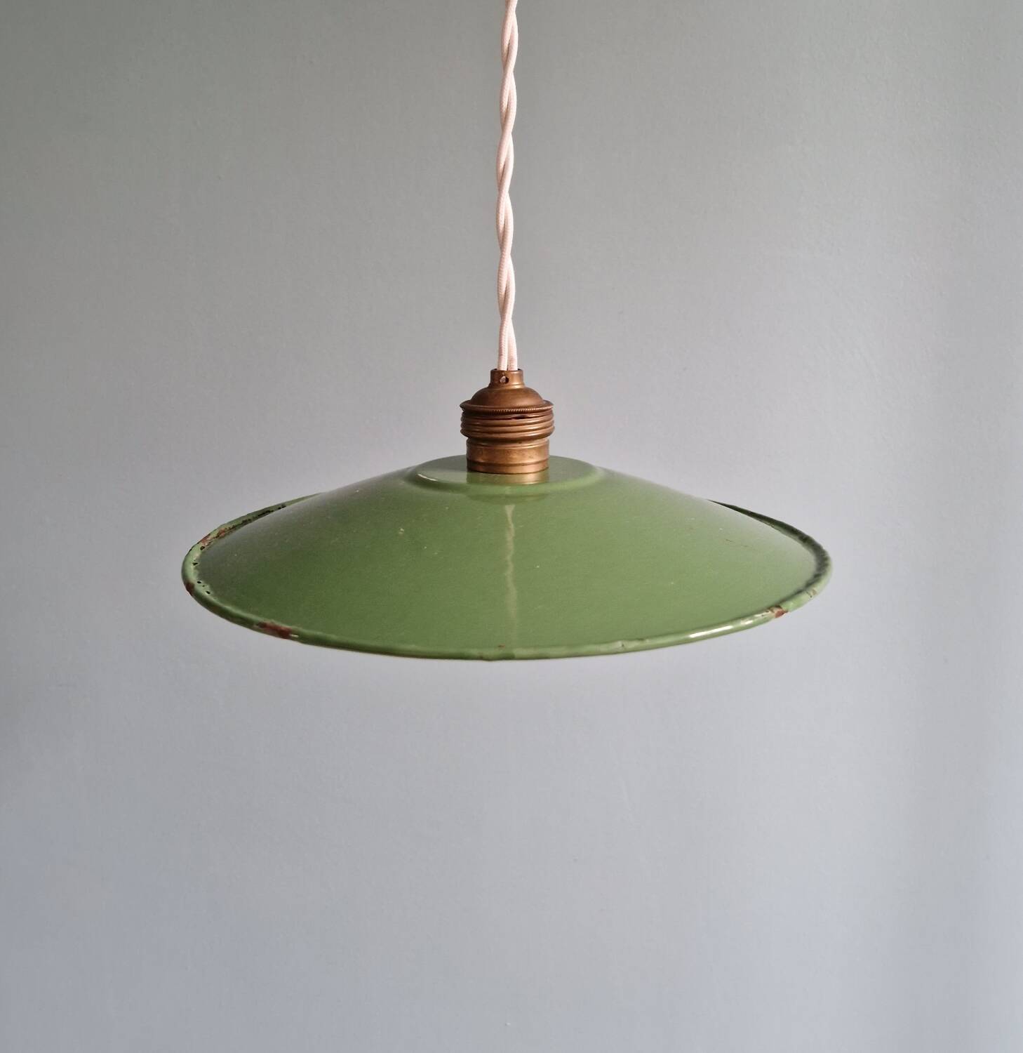 Industrial pendant light in green enamelled sheet metal, 1930s-40s