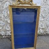 Vitrine en bois doré