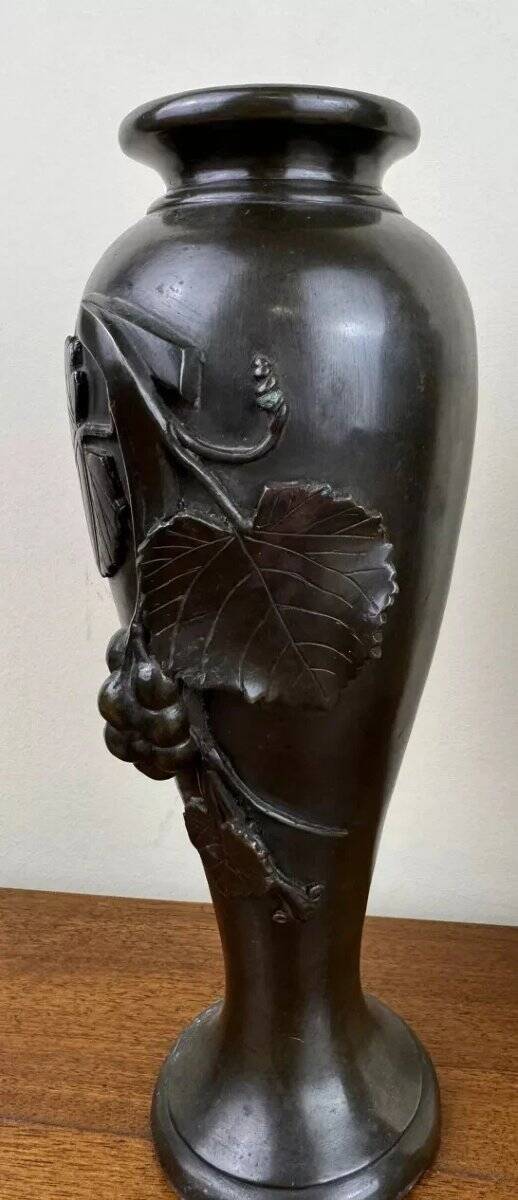 Paire de vases en bronze à patine noire
