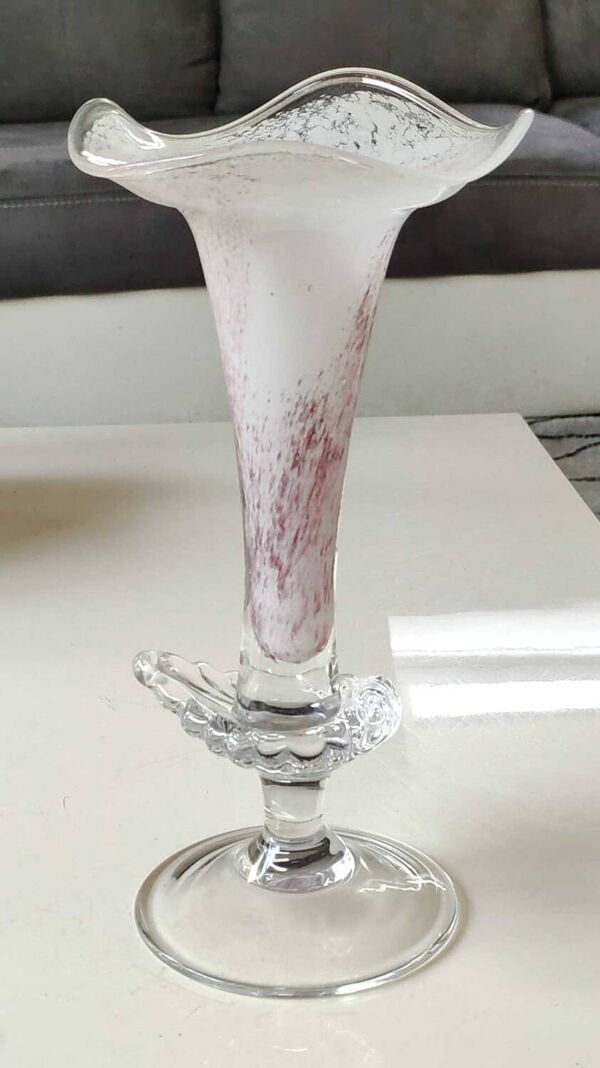 Vase Soliflore Peter Kaspar/Au design floral, col collerette. En verre d Art soufflé, moucheté violine. Inclusion coquillage. Dim 26,5 x 13 cm