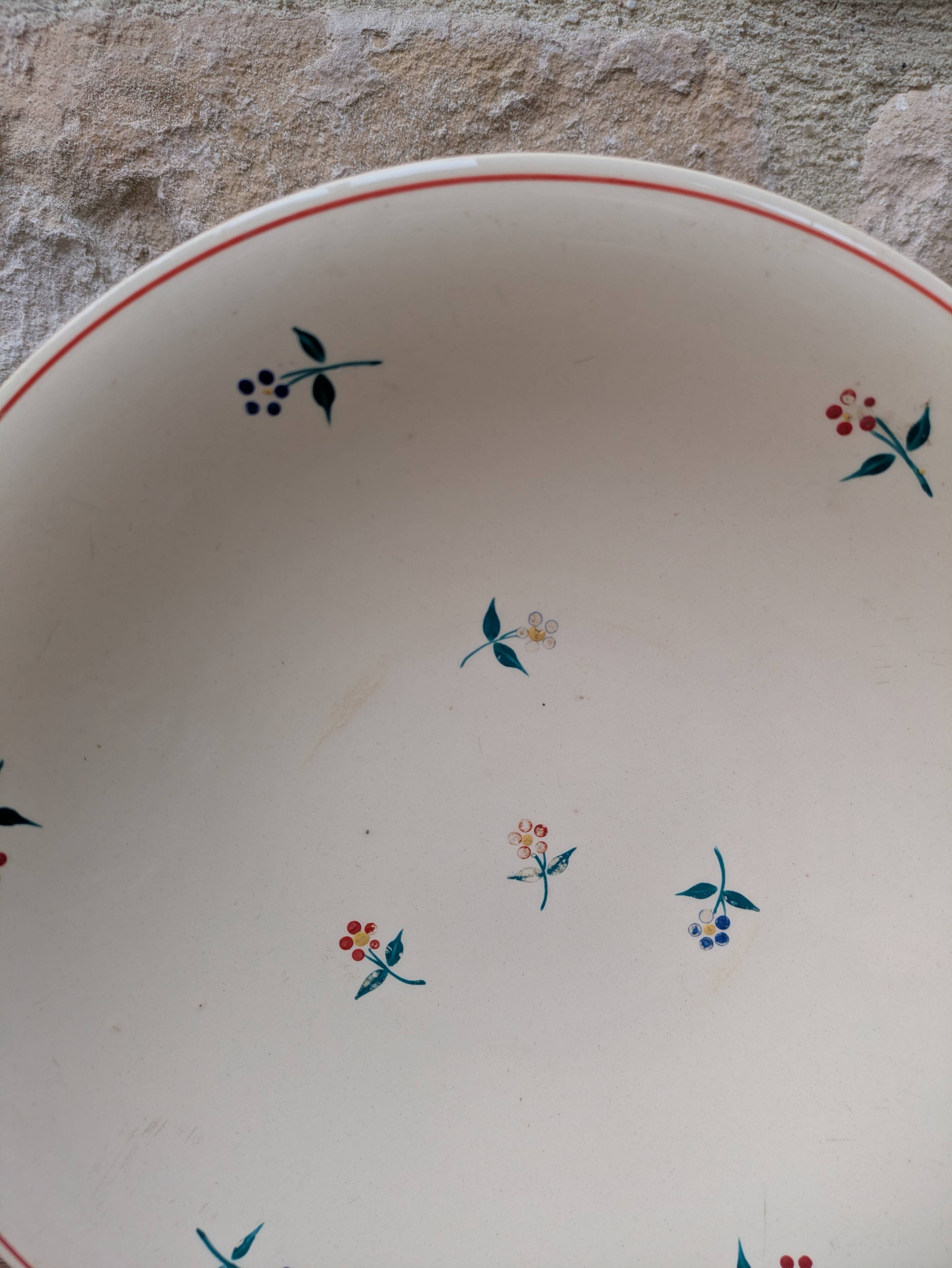 Round serving dish Moulin des Loups Orchies with small flower decoration 25.5cm