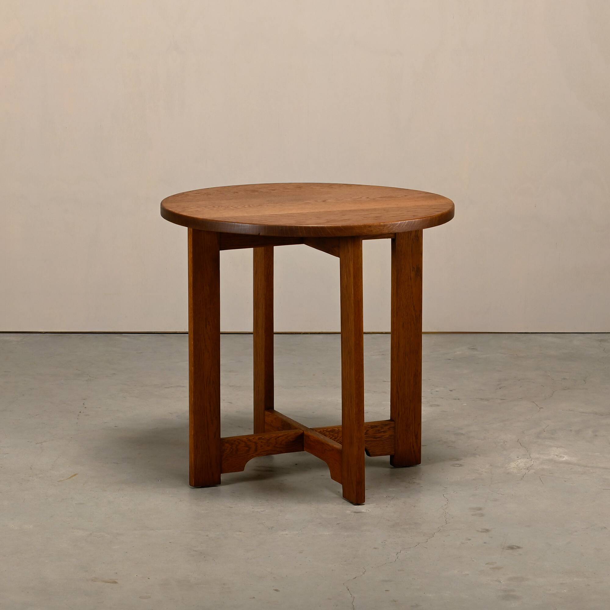 Table d'appoint en chêne de l'École d'Amsterdam Art Déco moderniste néerlandaise.