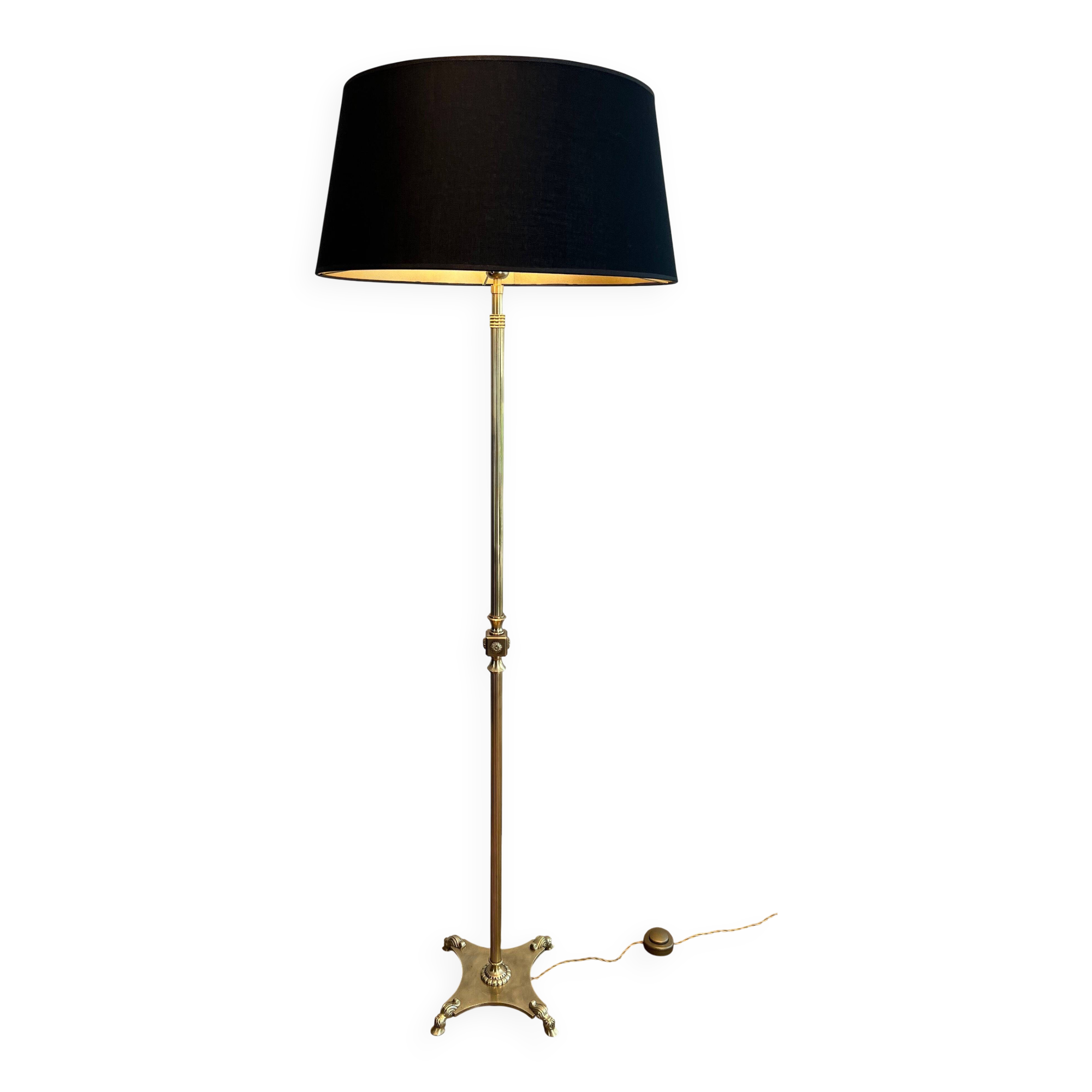 Lampadaire de parquet de style néoclassique en laiton à pieds griffes de la Maison Jansen