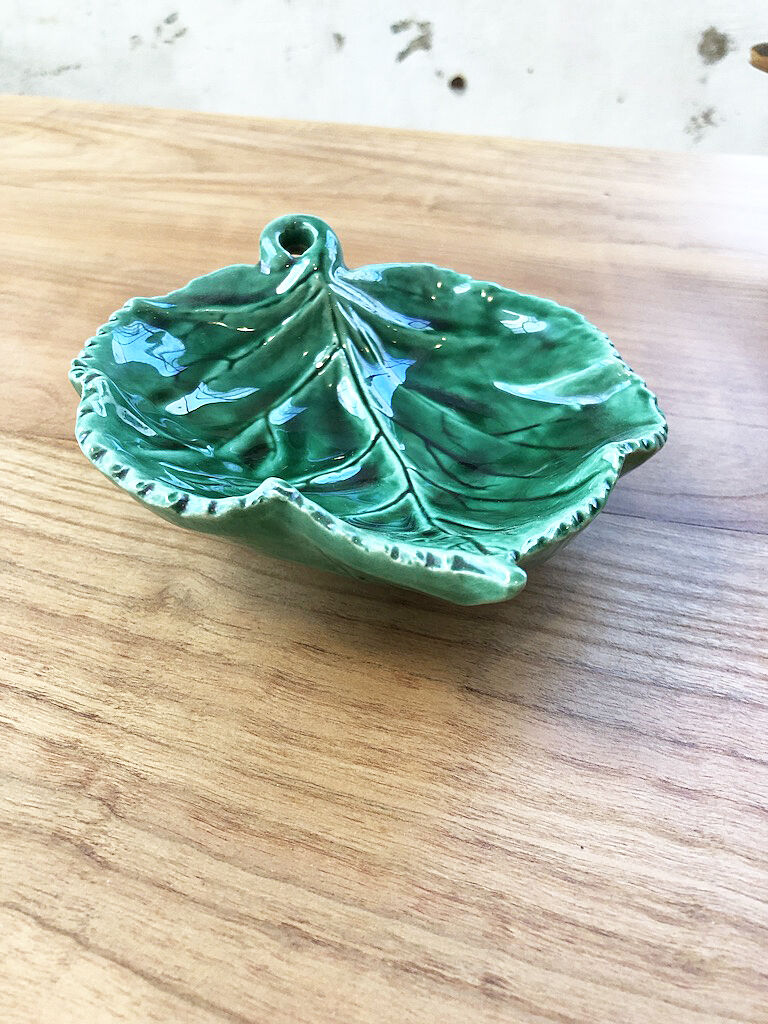 Green ceramic leaf cup