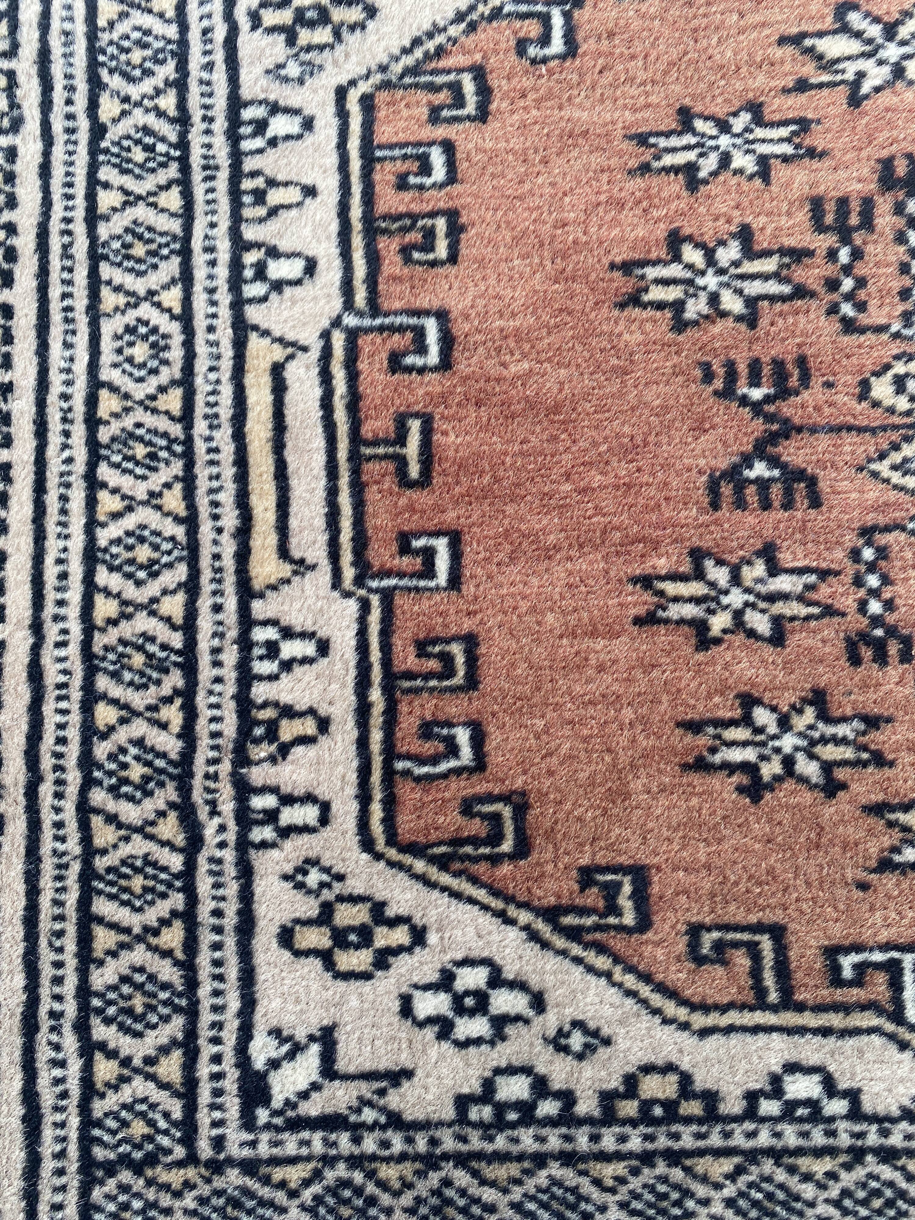 Vintage hand knotted rug with geometric patterns on a grey/beige/terracotta background 170 x 96 cm
