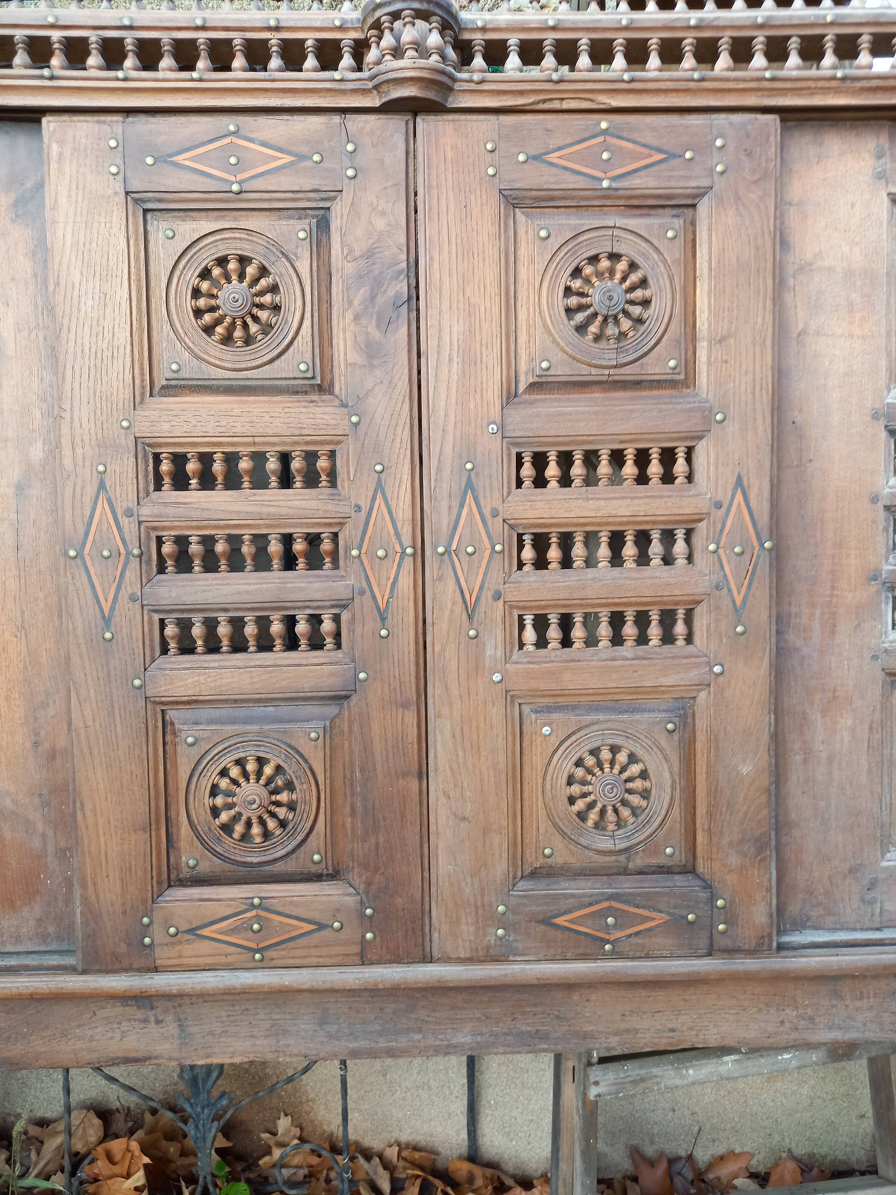 Old Breton closed bed façade