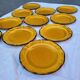 11 assiettes à dessert ocre fleur de lys