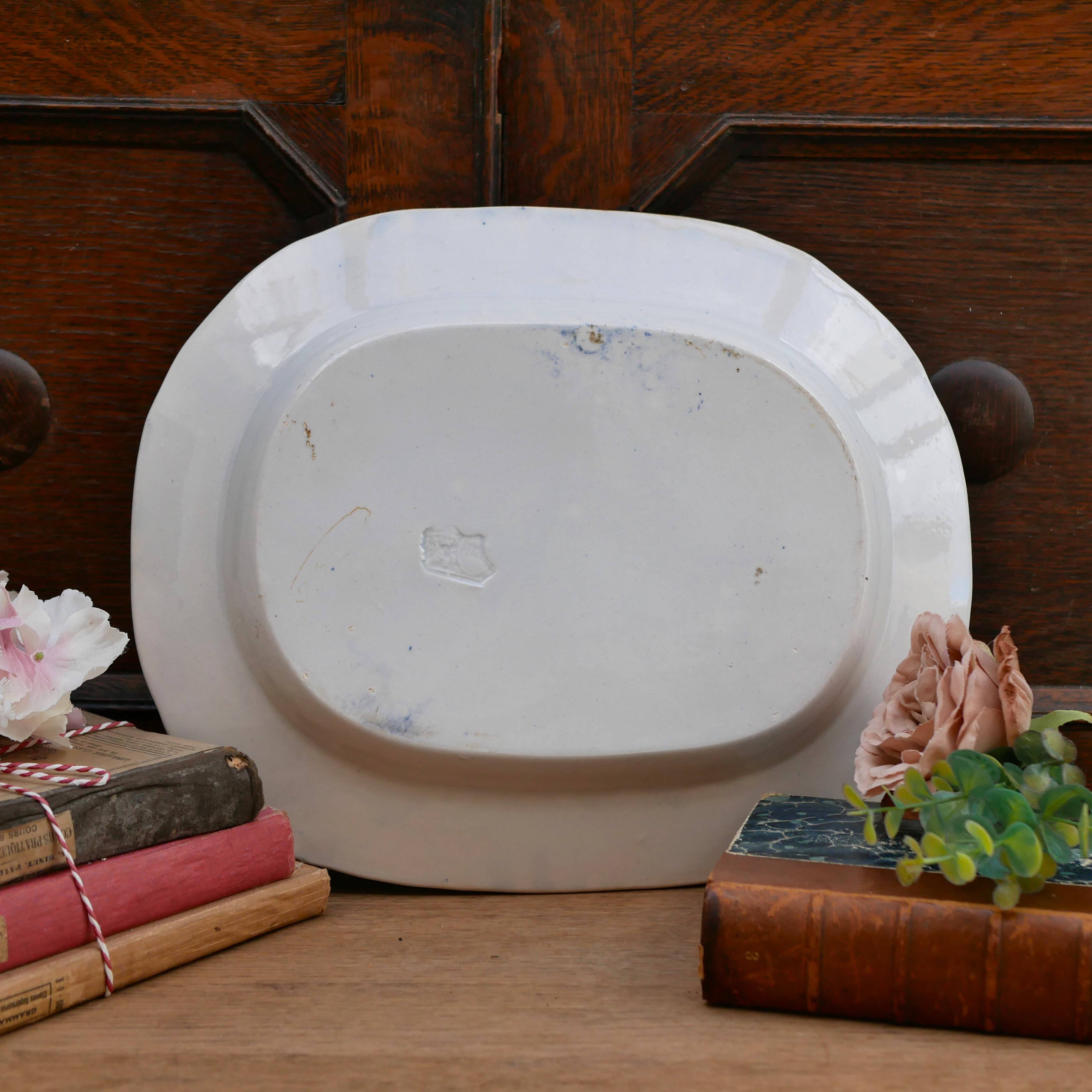 Plat à viande antique en grès du XIXe siècle représentant l'Eton College