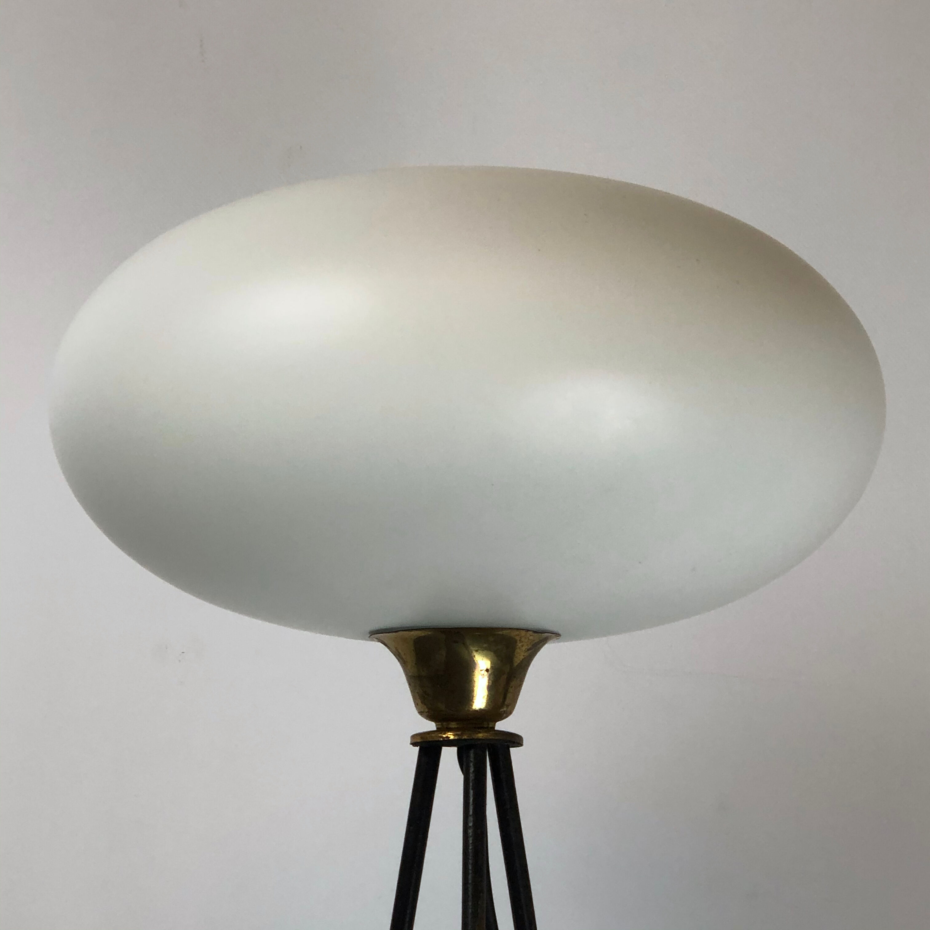 Lampadaire Stilnovo laque et triplex opaline des années 50