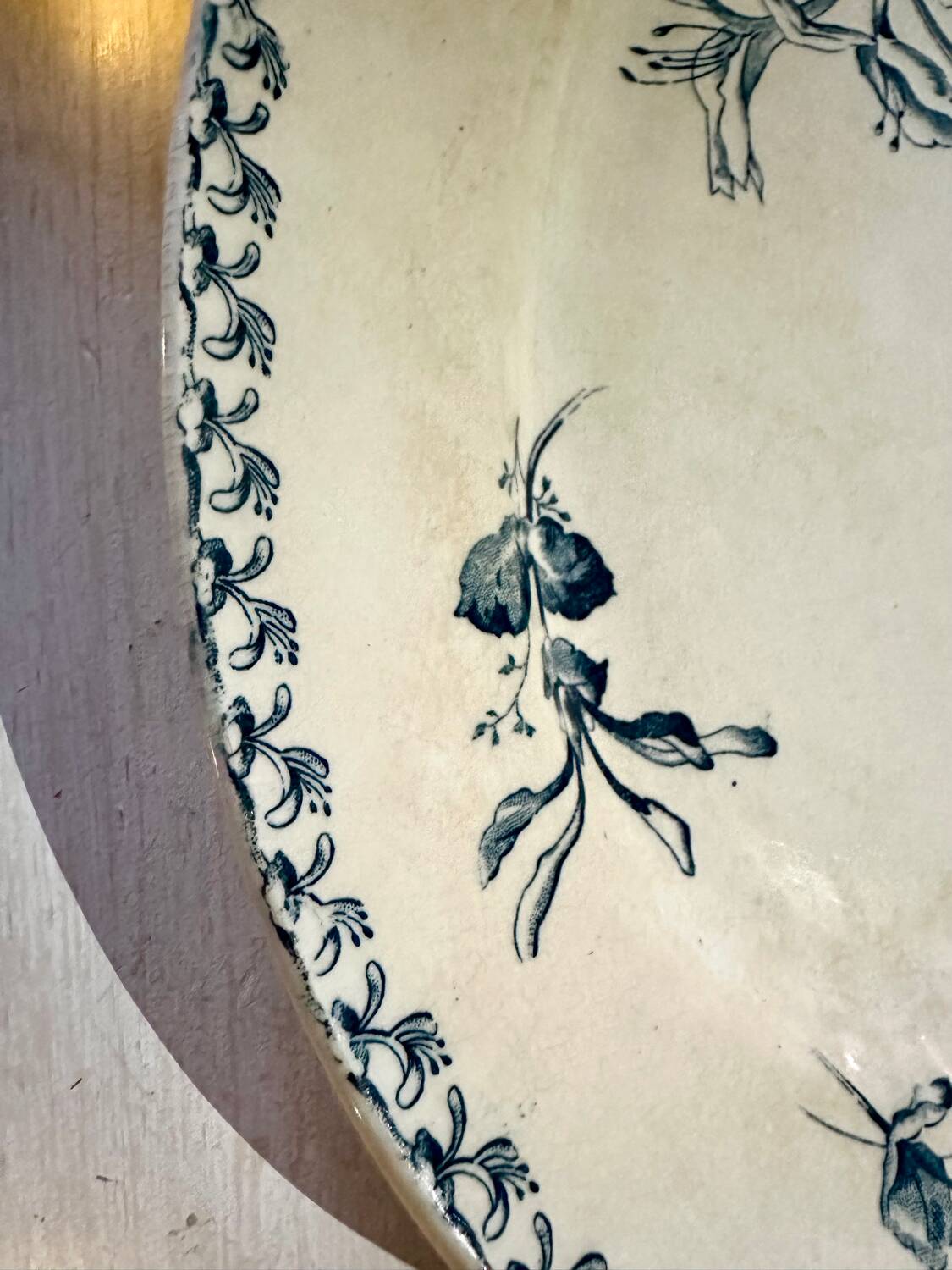 Oval dish, honeysuckle model