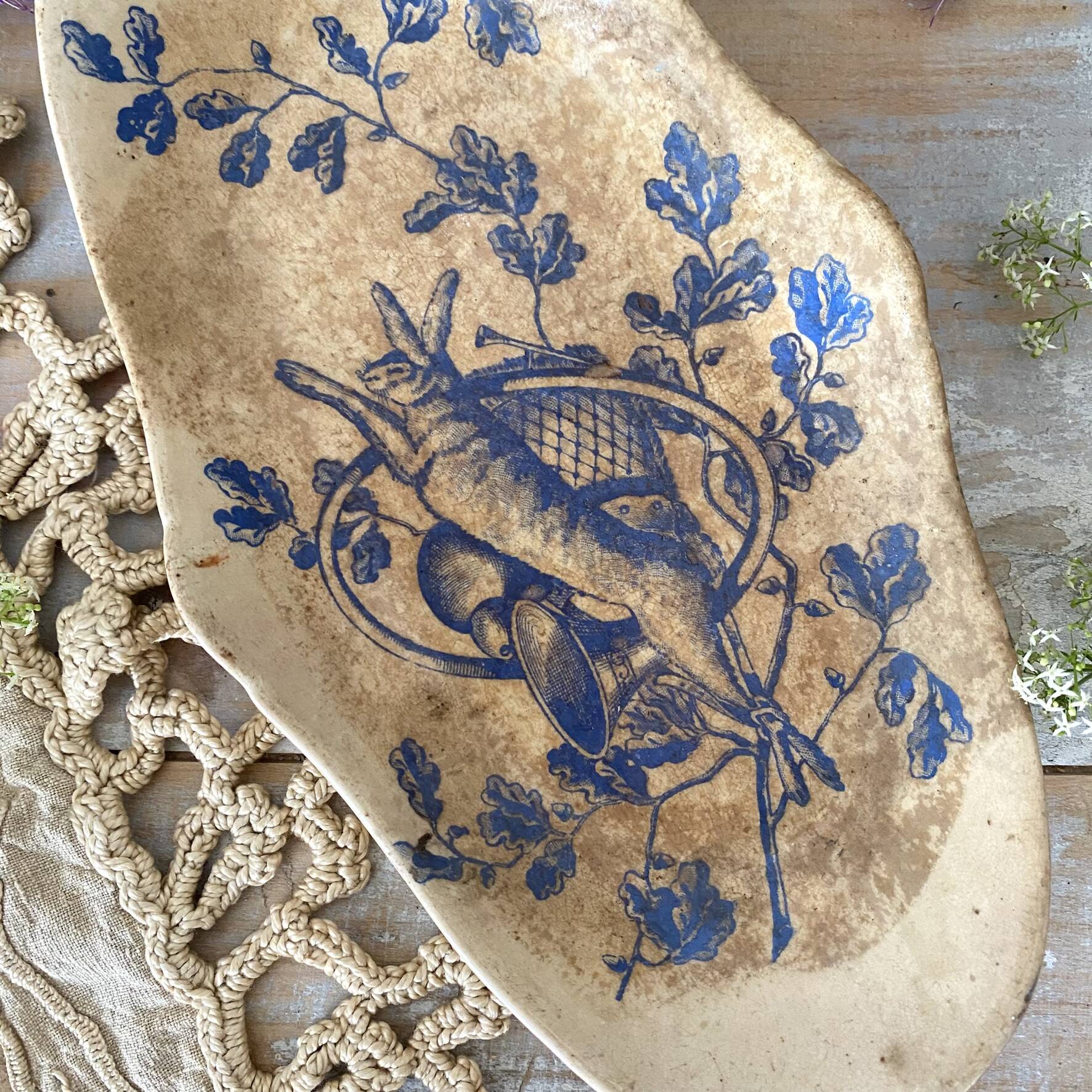 Ravier ancien en Terre de Fer  lapin "au tapis rouge Paris"