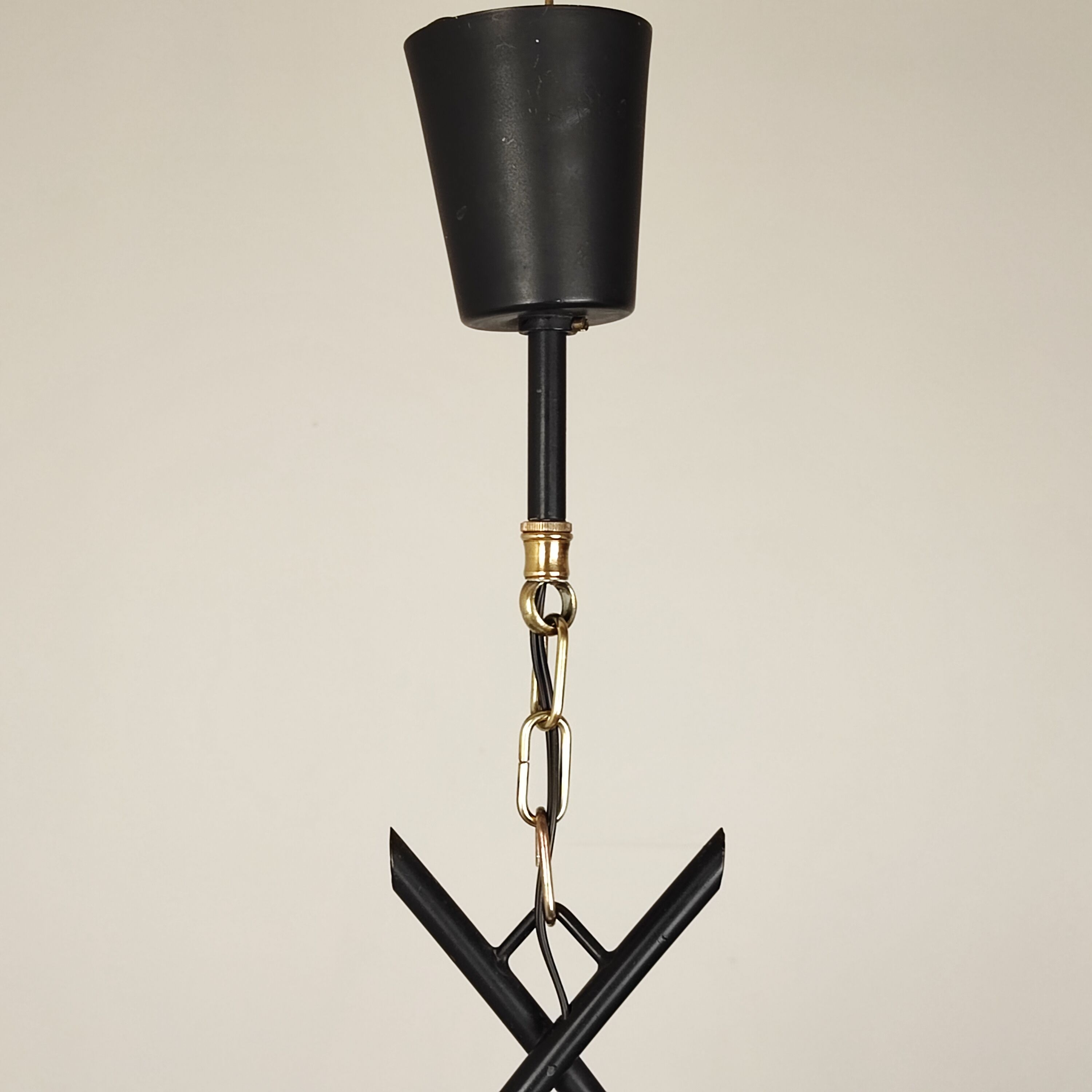 Metal and opaline suspension