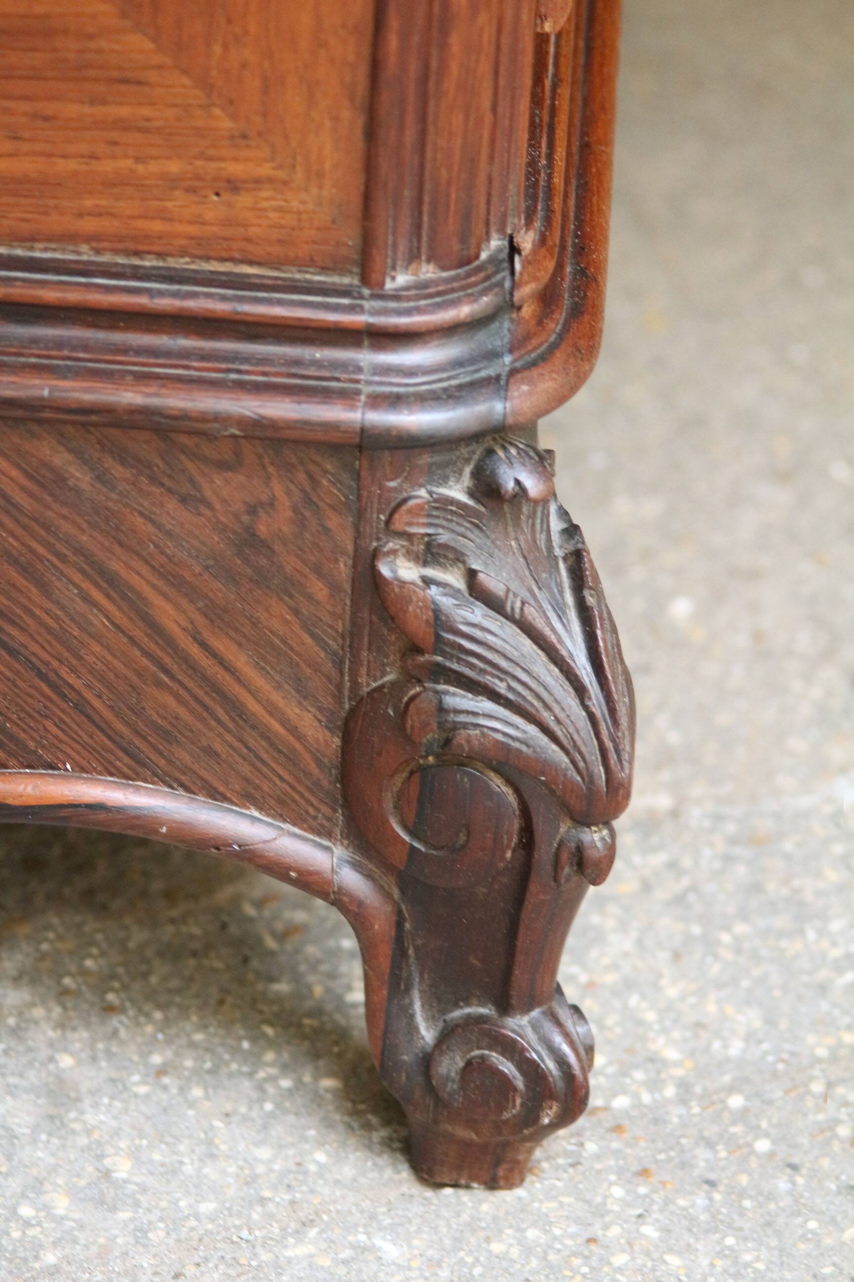Magnificent 19th century secretary in walnut veneer.