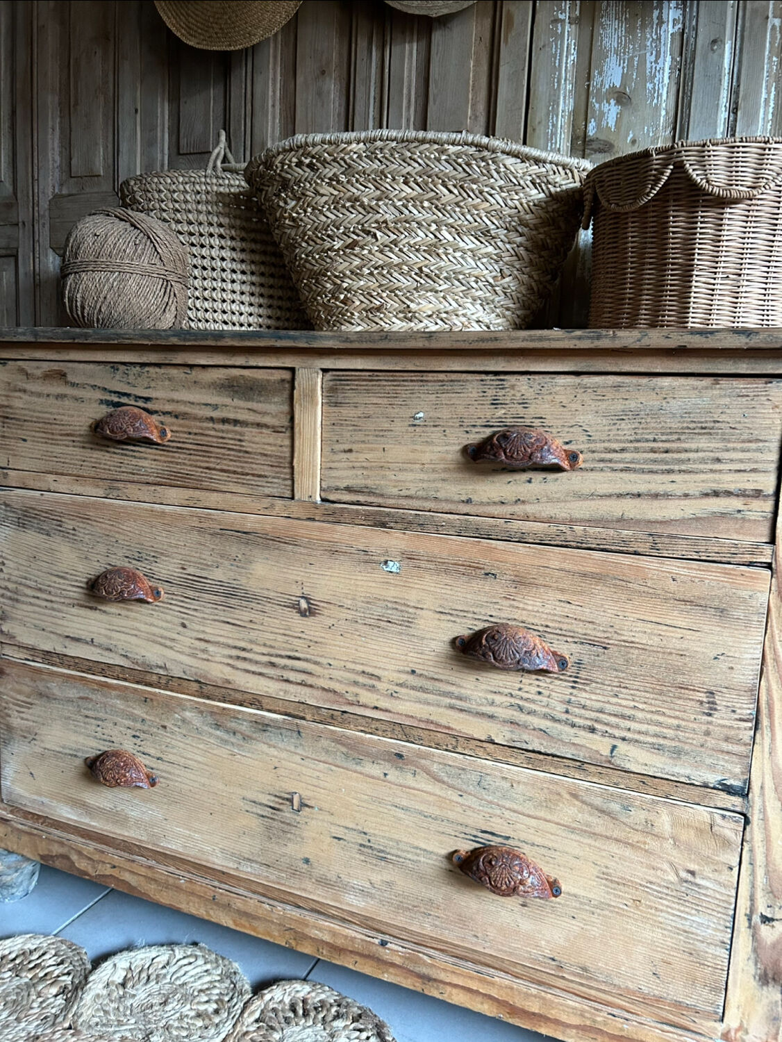 Chest of drawers, shell handle.