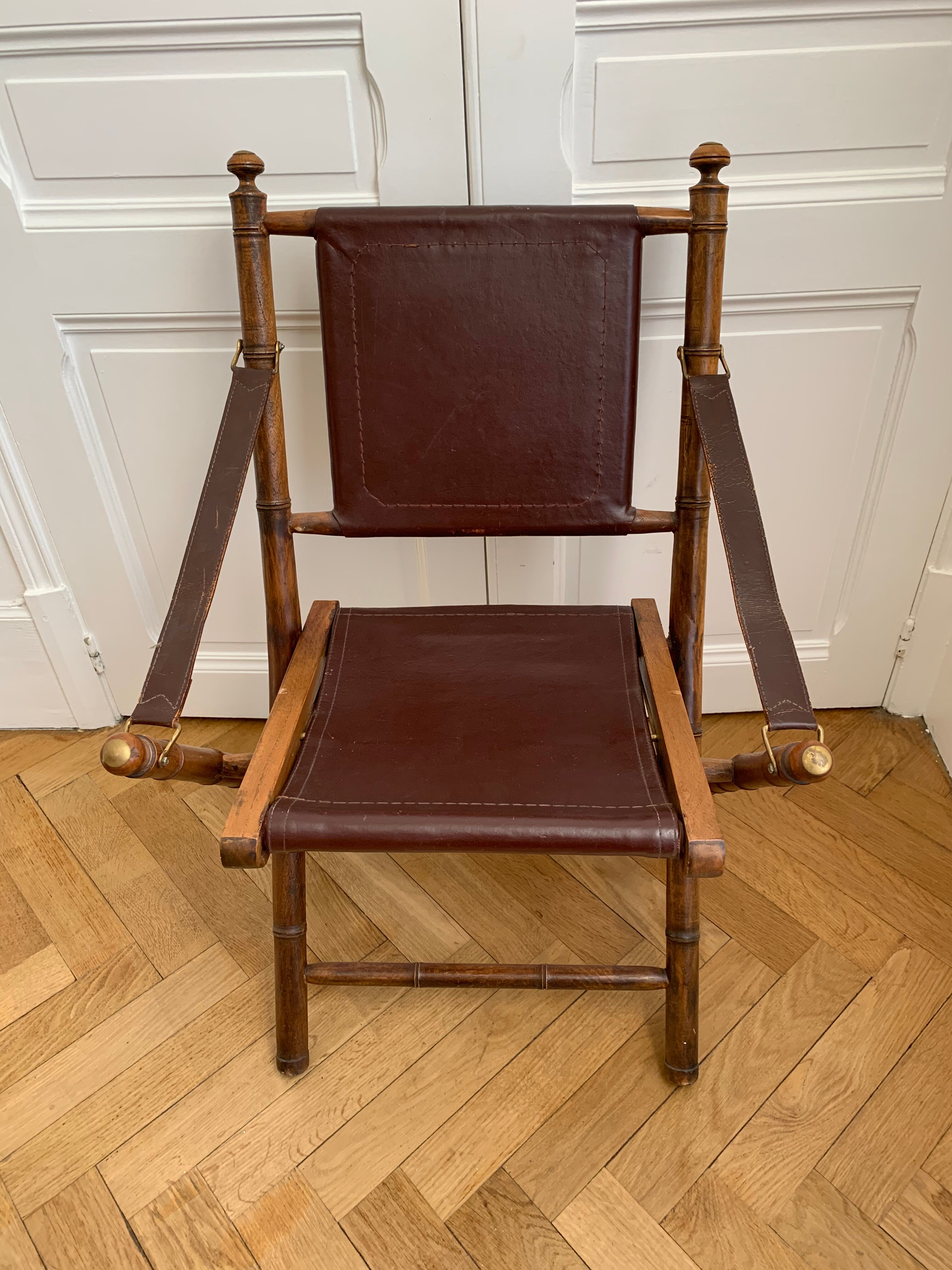 Lot de trois chaises d’officier pliantes bois et cuir