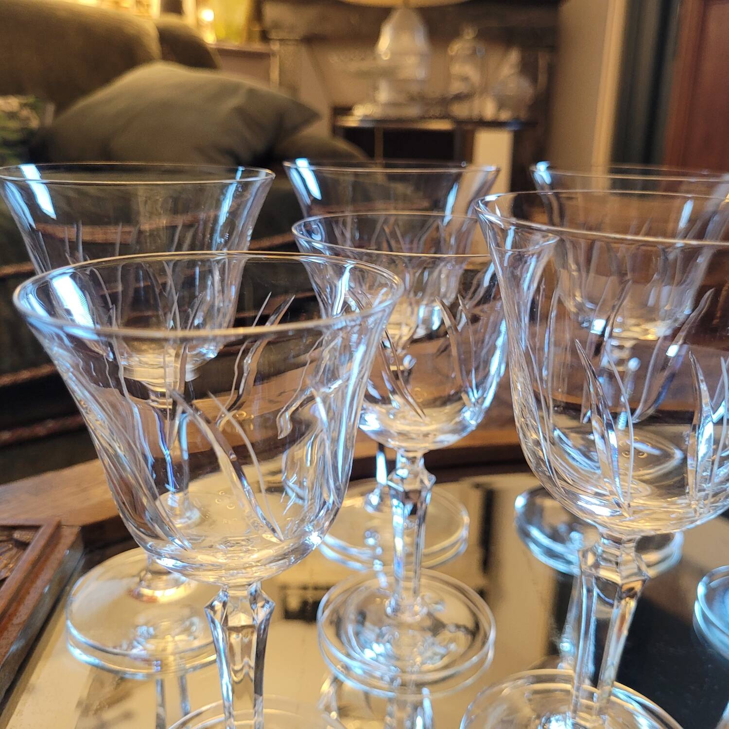 Service de 12 verres en cristal gravé – deux formats assortis, années