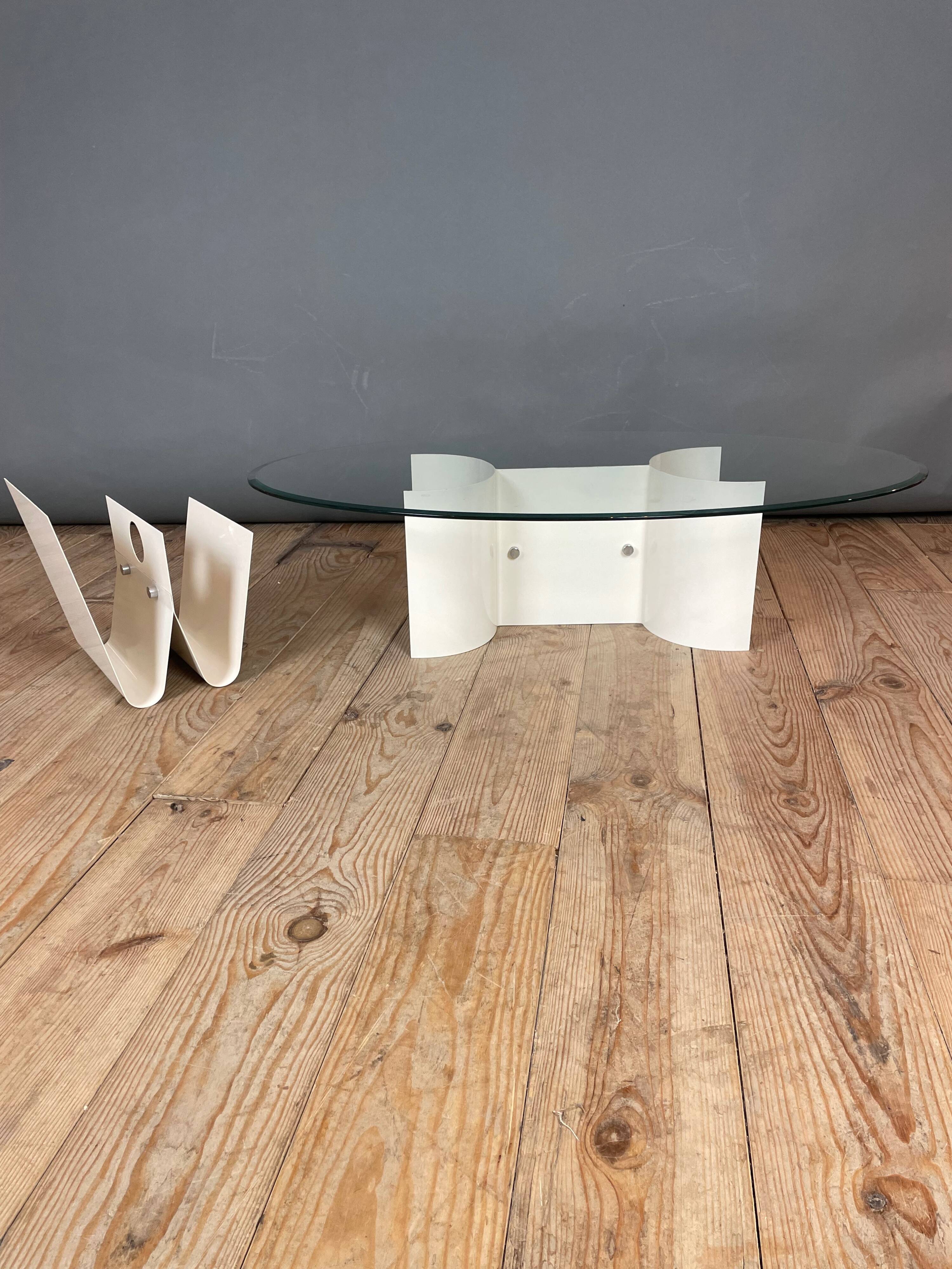 White lacquered metal magazine rack from the 1970s
