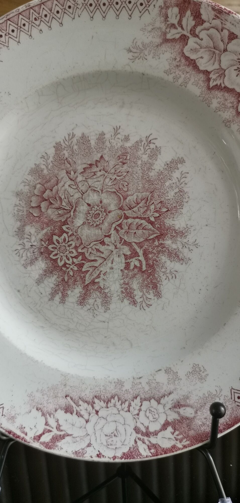 2 anciennes assiettes plates à fleurs rose poinçonner terre de fer hamage st amand "jardinière"