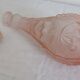 Carafe ancienne verre rose décor de fruits