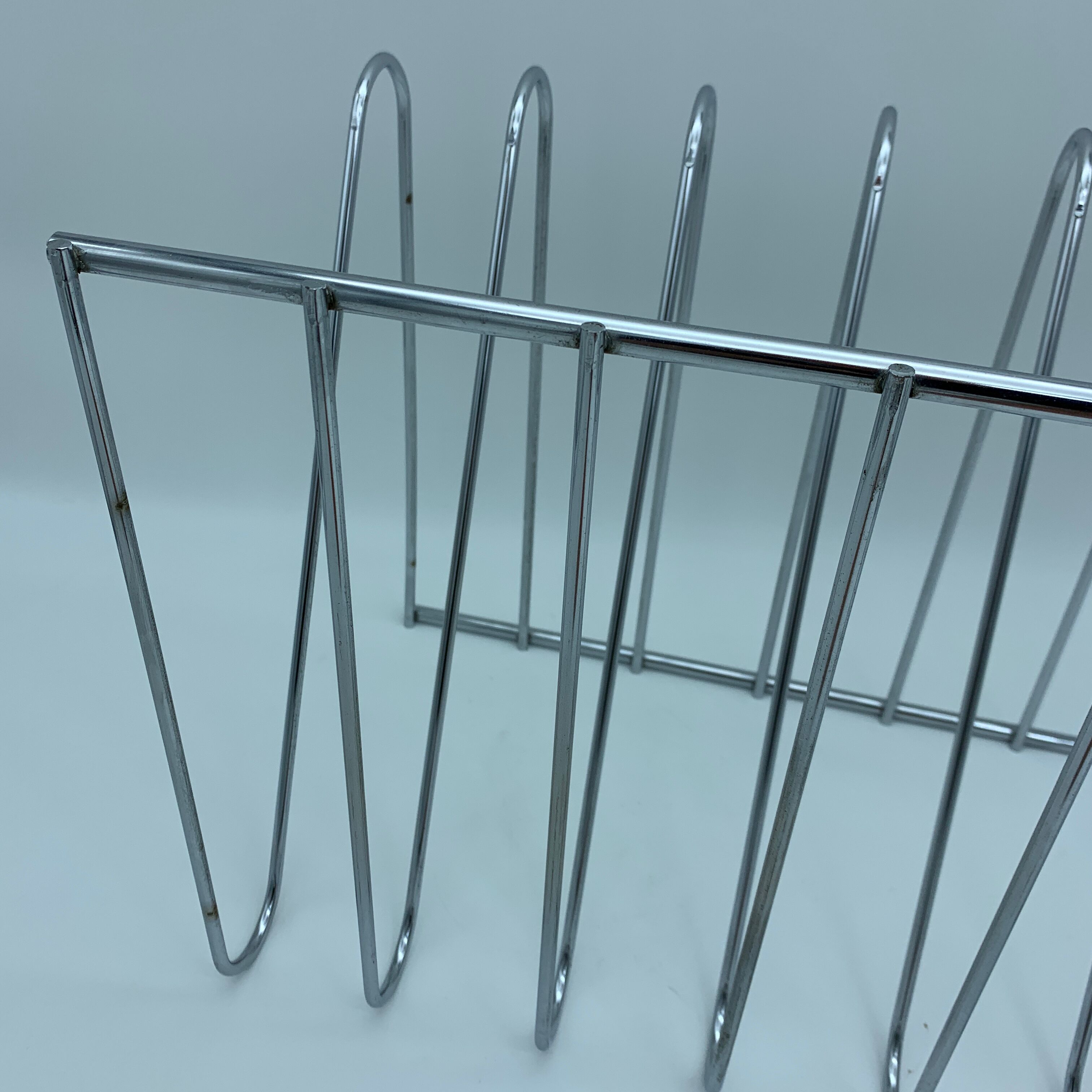 Chrome metal Z magazine rack
