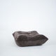 Ensemble de chaise et pouf Togo en velours côtelé marron.