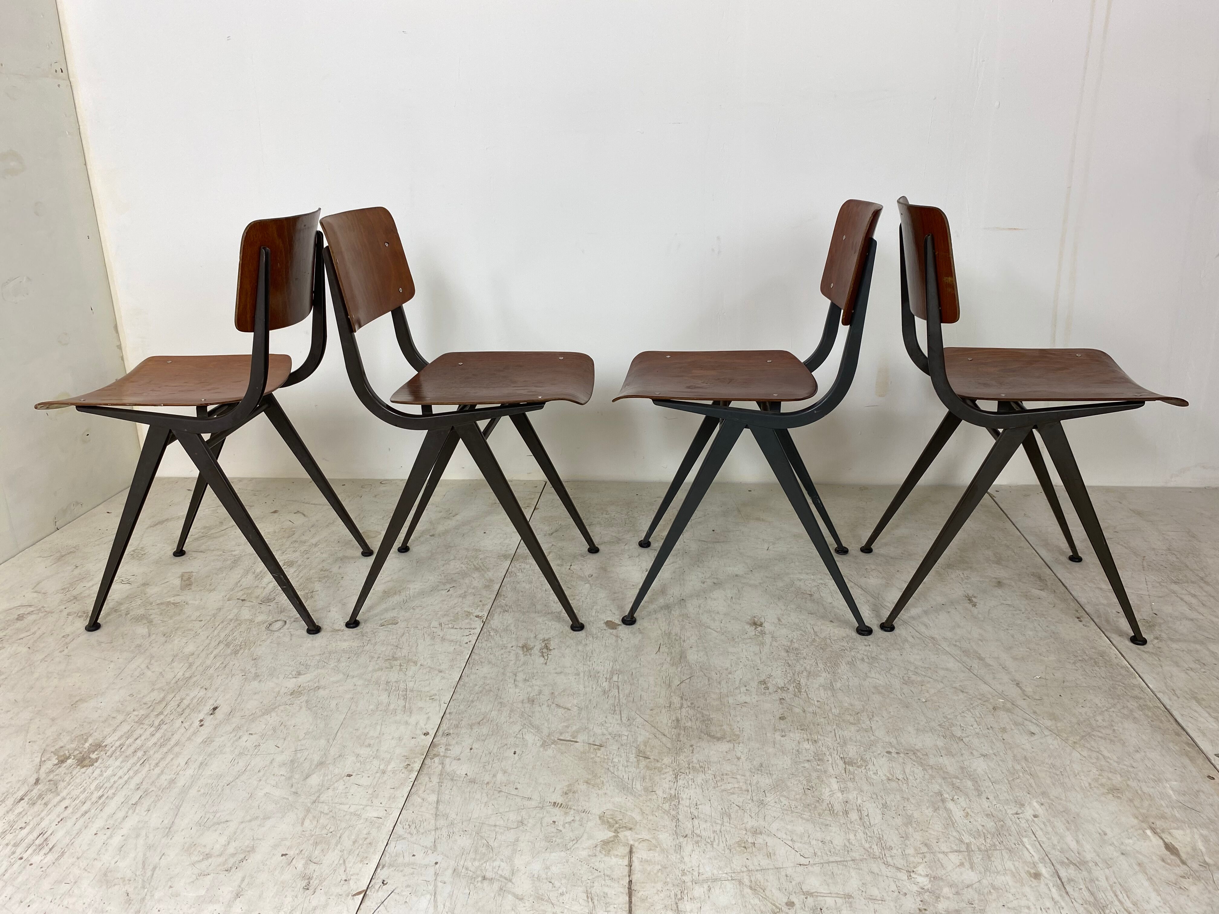 Ensemble de 4 chaises industrielles du milieu du siècle de Marko