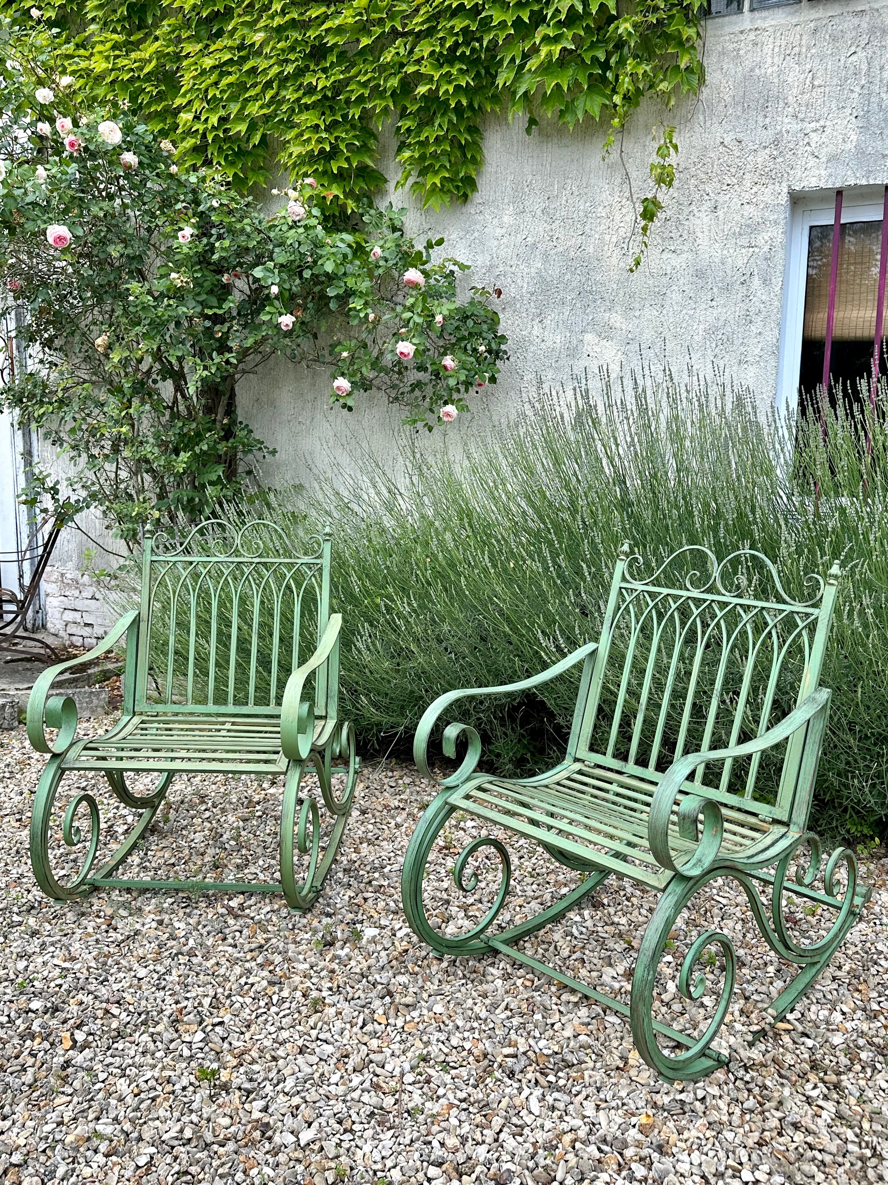 Rocking-chair en fer forgé vert patiné