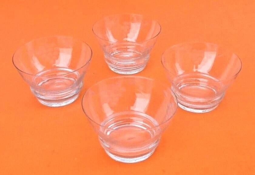 4 Champagne glasses from the 1930s with chiseled grape cluster decoration