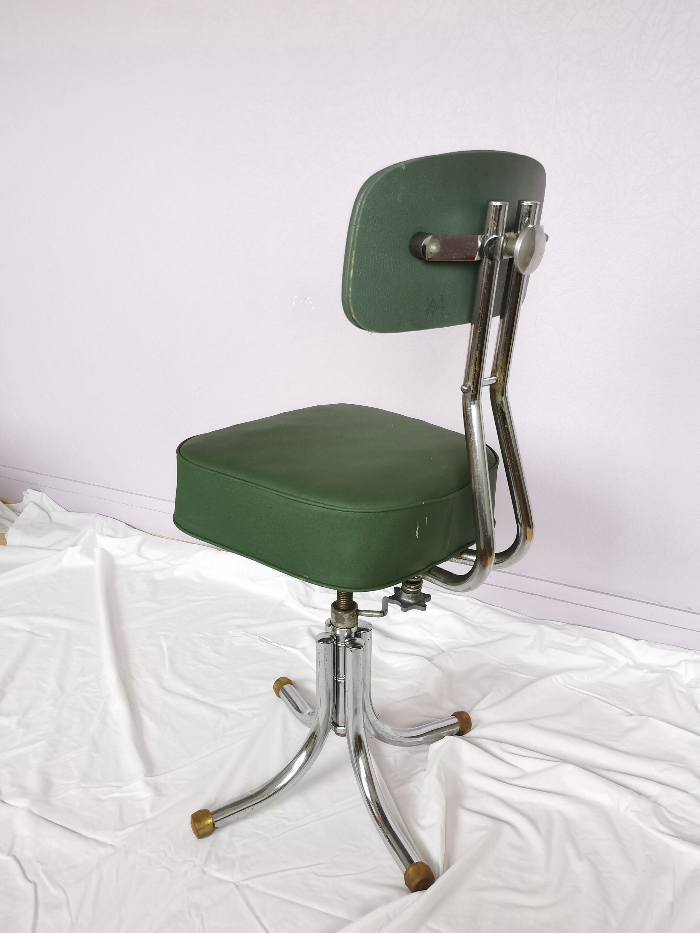 Chaise pivotante en skaï vert et acier chromé, Pullman, 1960