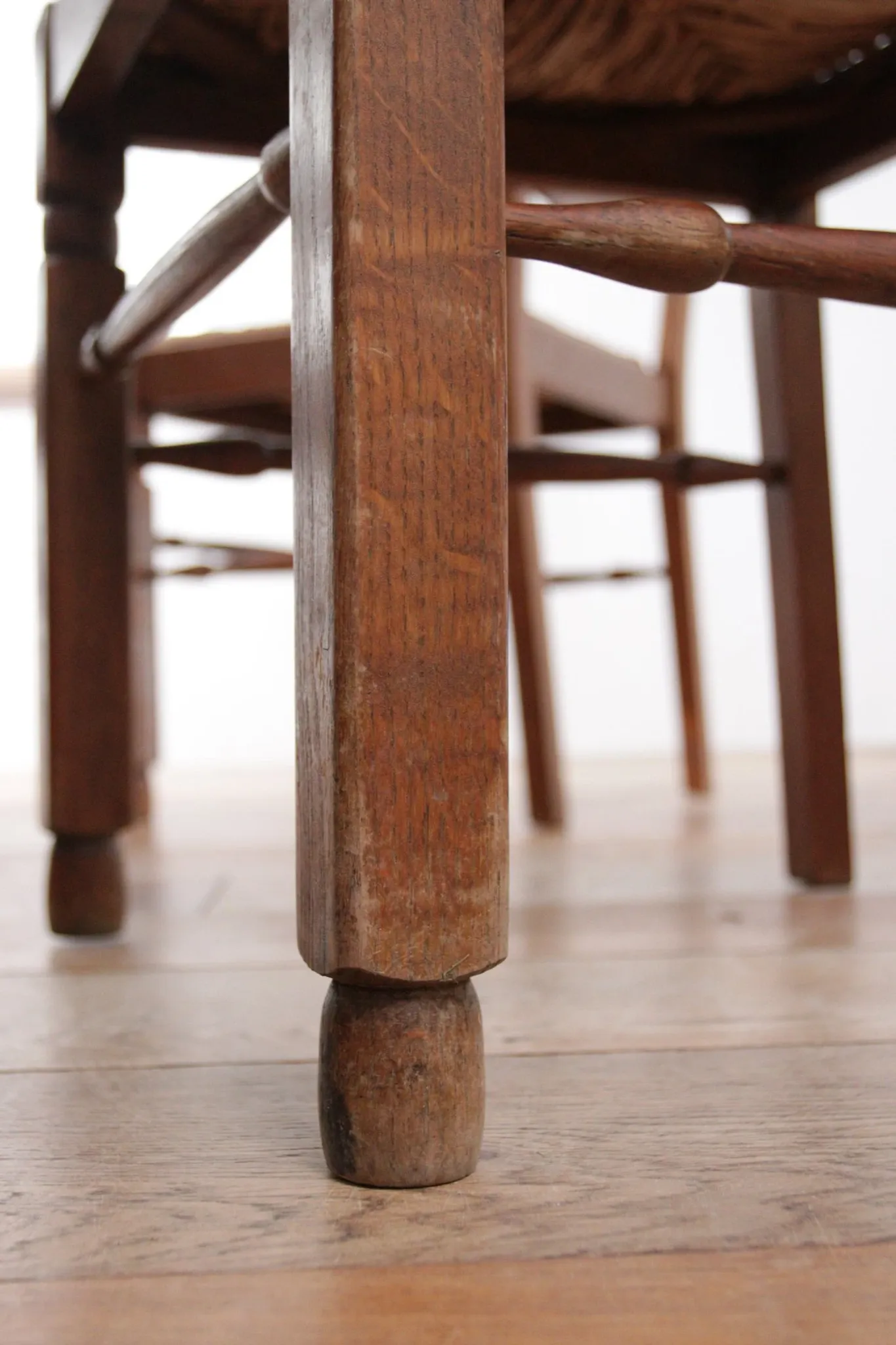 Ensemble de 4 chaises de salle à manger en chêne avec dossier échelle et sièges en paille.