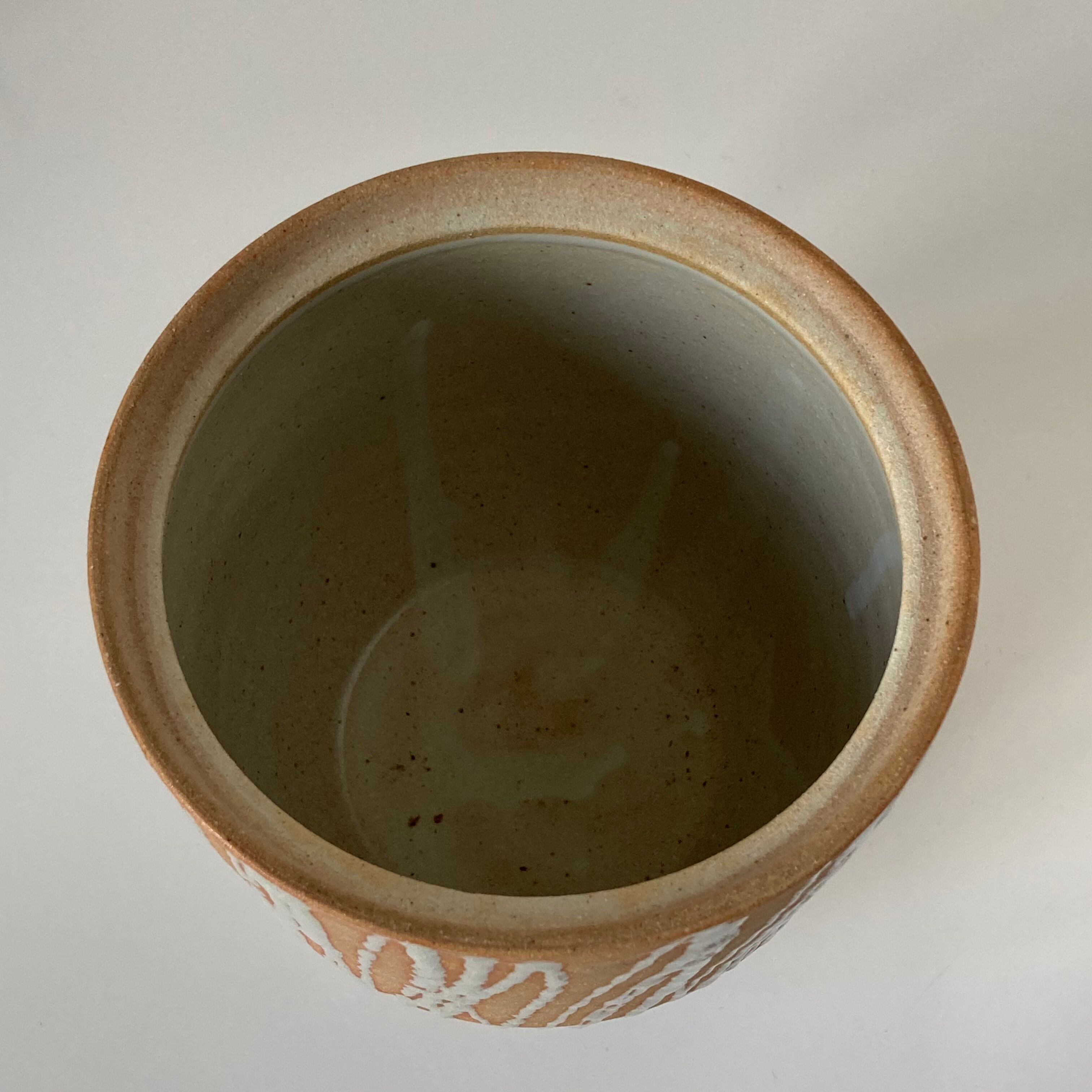 Large Japanese minguei covered pot in stoneware decorated with fine coulure, enamelled interior