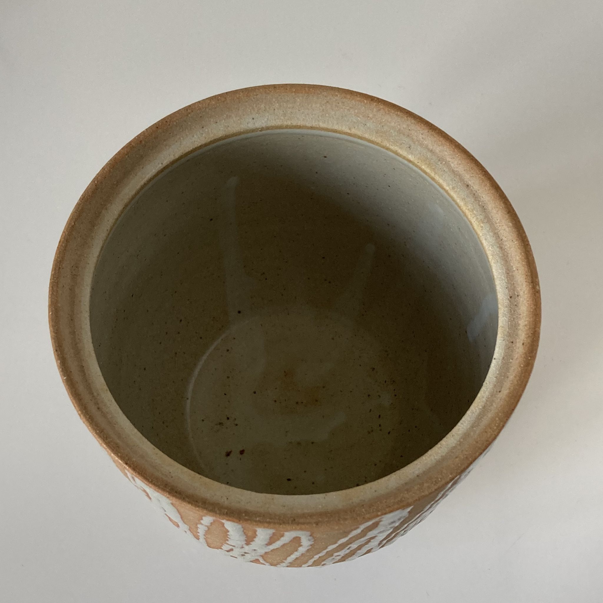 Pot couvert japonais minguei en grès à décor de fines coulure, l’intérieur émaillé