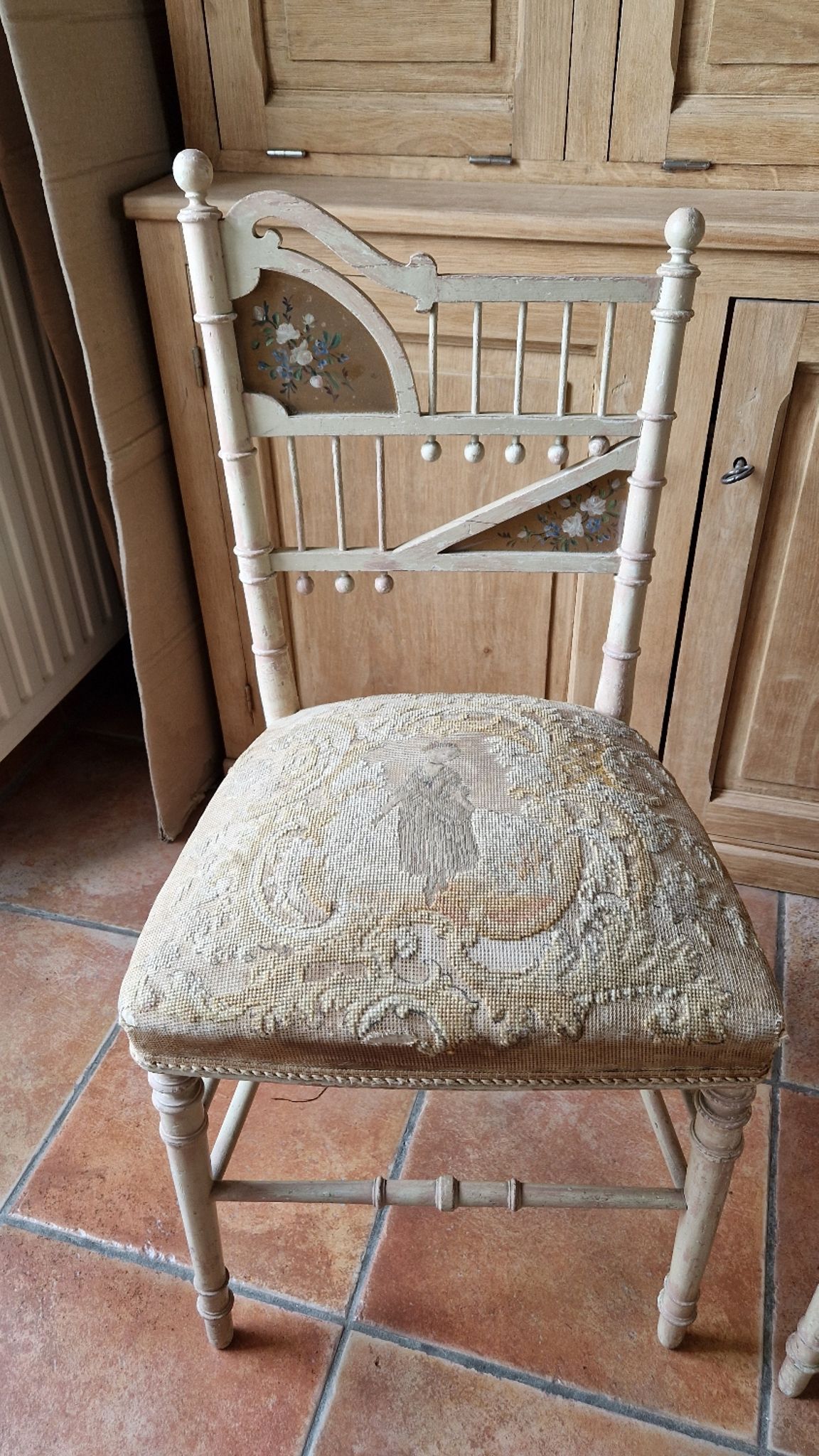 Paire de chaises de salon style Louis XVI