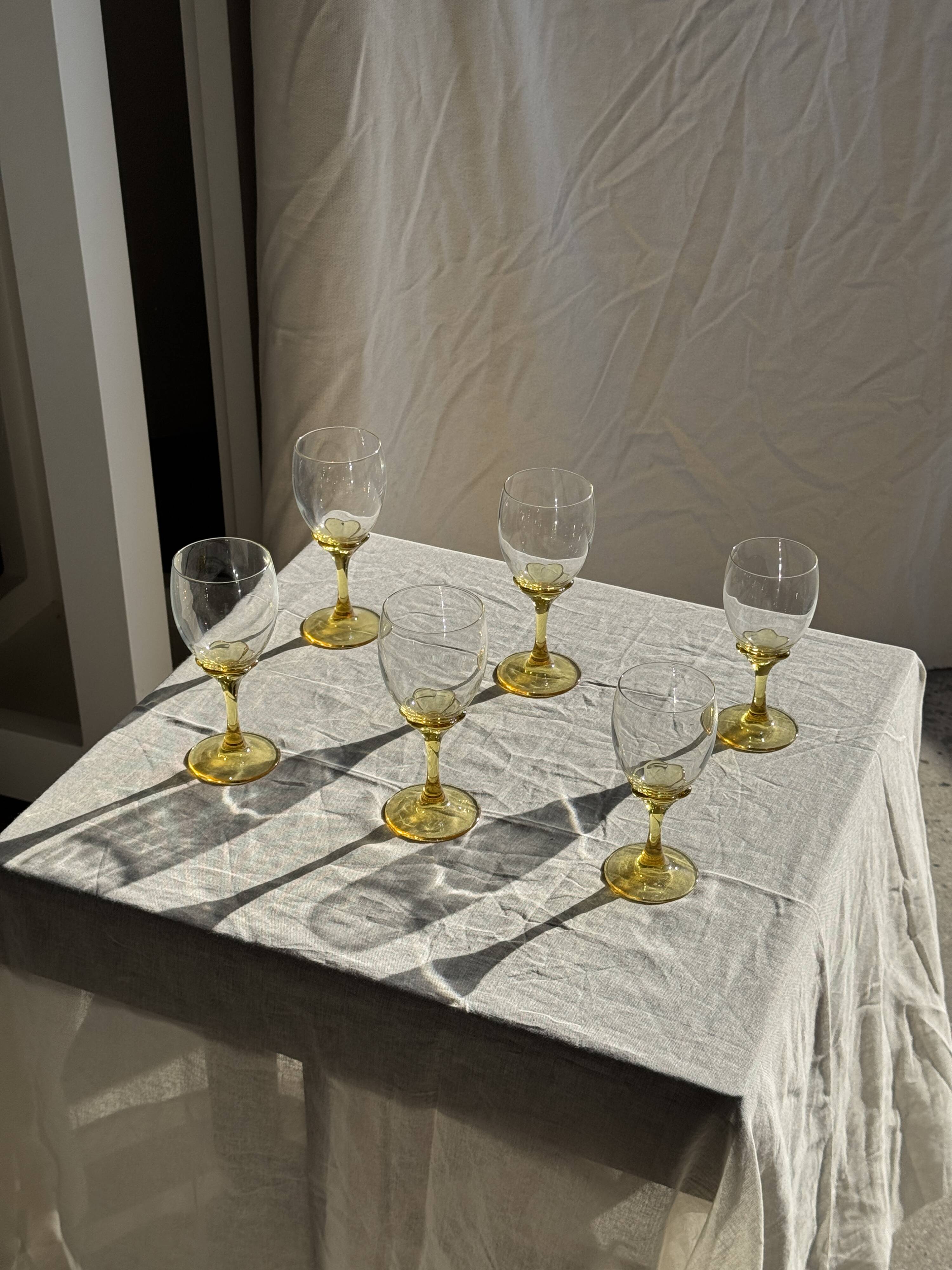 Set of 6 vintage yellow stemmed glasses: consisting of 4 large and 2 small.