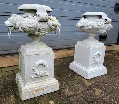 Vases anciens en fonte orné d'une tête de lion et de fleurs