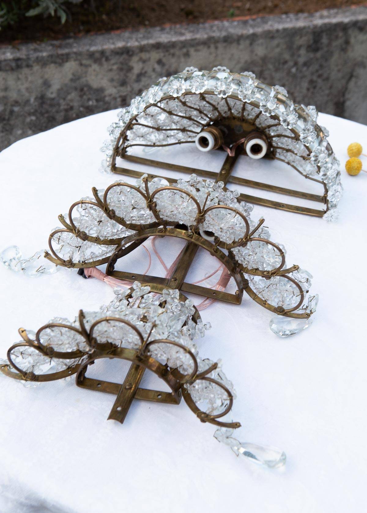 Paire de grandes appliques en laiton et cristal c. 1940s (57 cm)