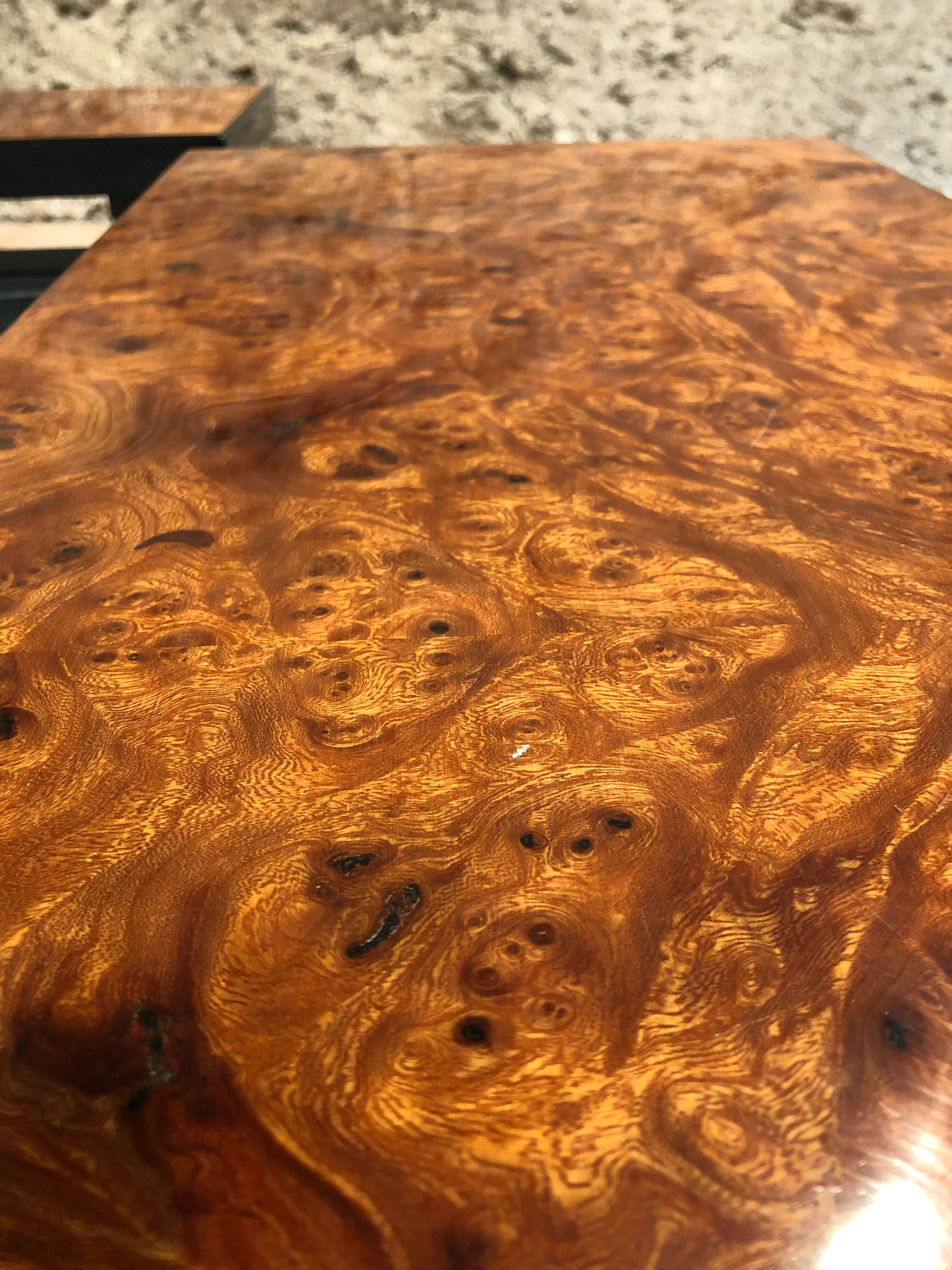 Table basse bar cocktail caché en loupe d'orme de Paul Michel, 1970 Roche Bobois