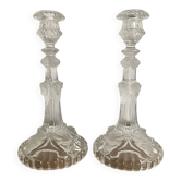 Paire de bougeoirs en verre moulé,  têtes de bélier et mascarons
