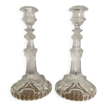 Paire de bougeoirs en verre moulé,  têtes de bélier et mascarons