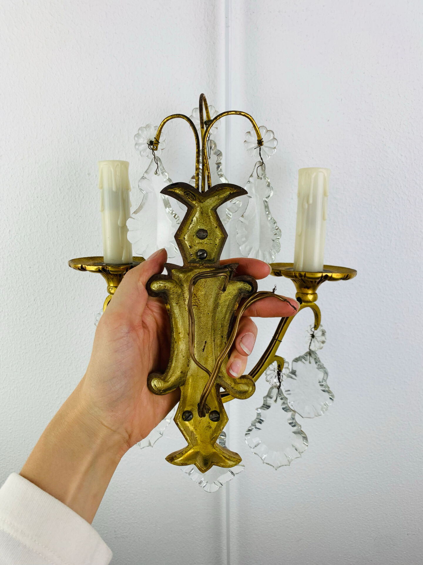 Bronze wall light with rococo style Louis XV pendants.