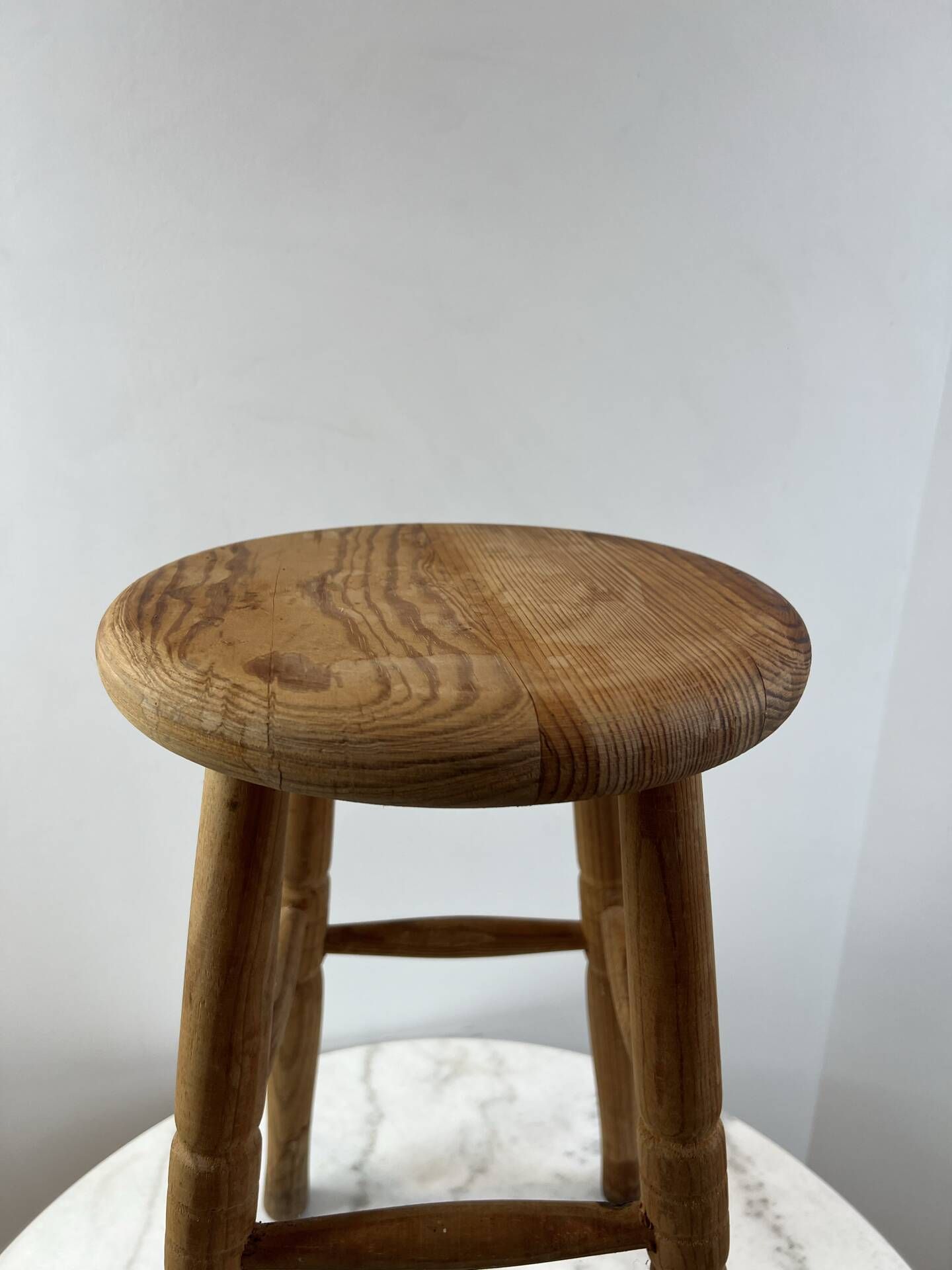 Tabouret haut en bois tourné à trois pieds