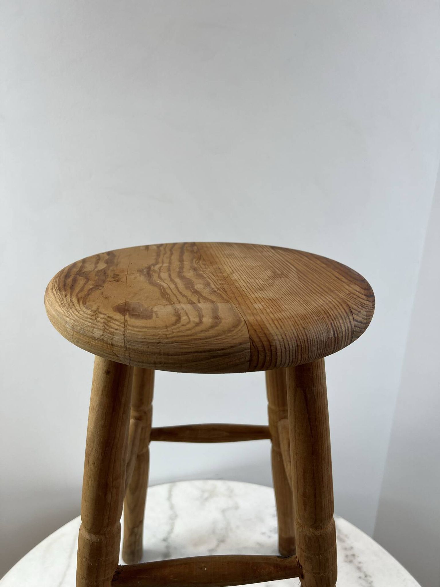 Tabouret haut en bois tourné à trois pieds