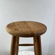 Tabouret haut en bois tourné à trois pieds