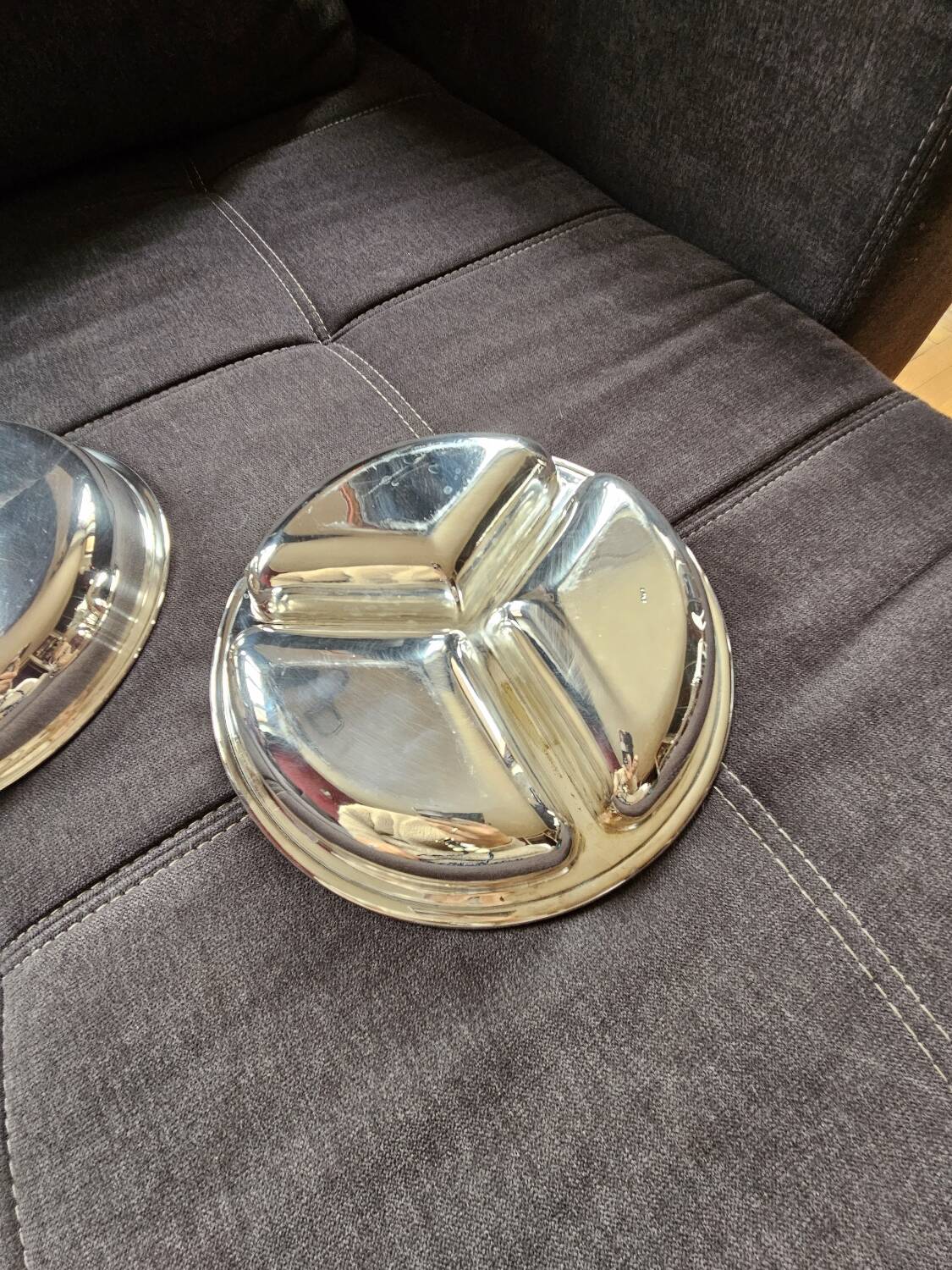 Dish with 3 compartments and lid