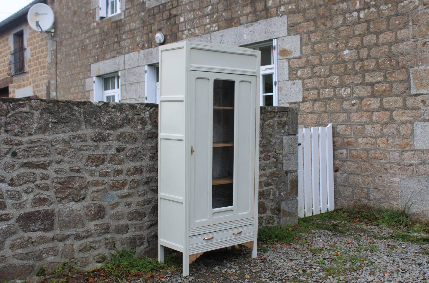 Armoire vitrée parisienne vaisselier vintage