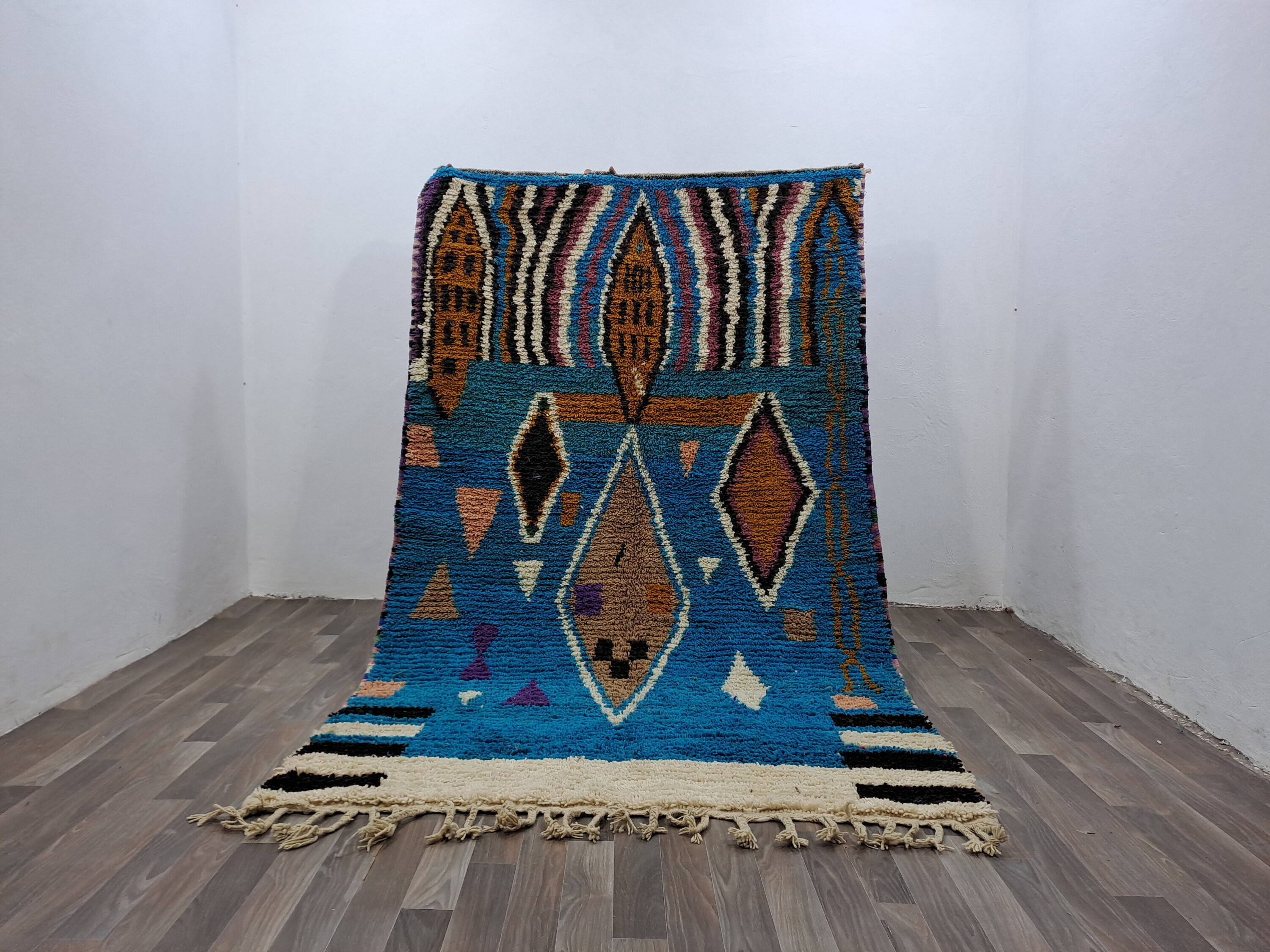 Large Moroccan rug made of natural wool, dimensions 250x150 cm, handmade.