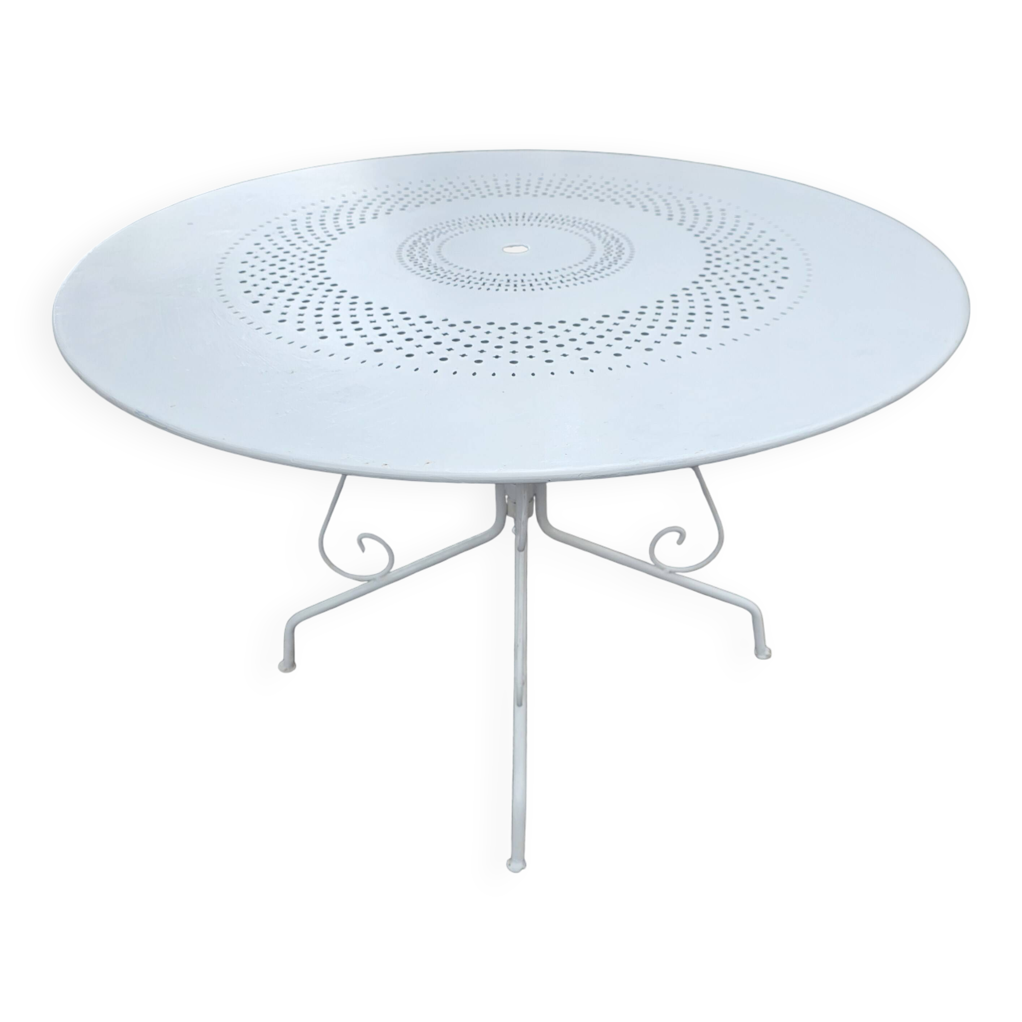 Wrought iron garden table, 117cm diameter