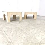 Paire de tables basses en travertin et laiton, années 1970